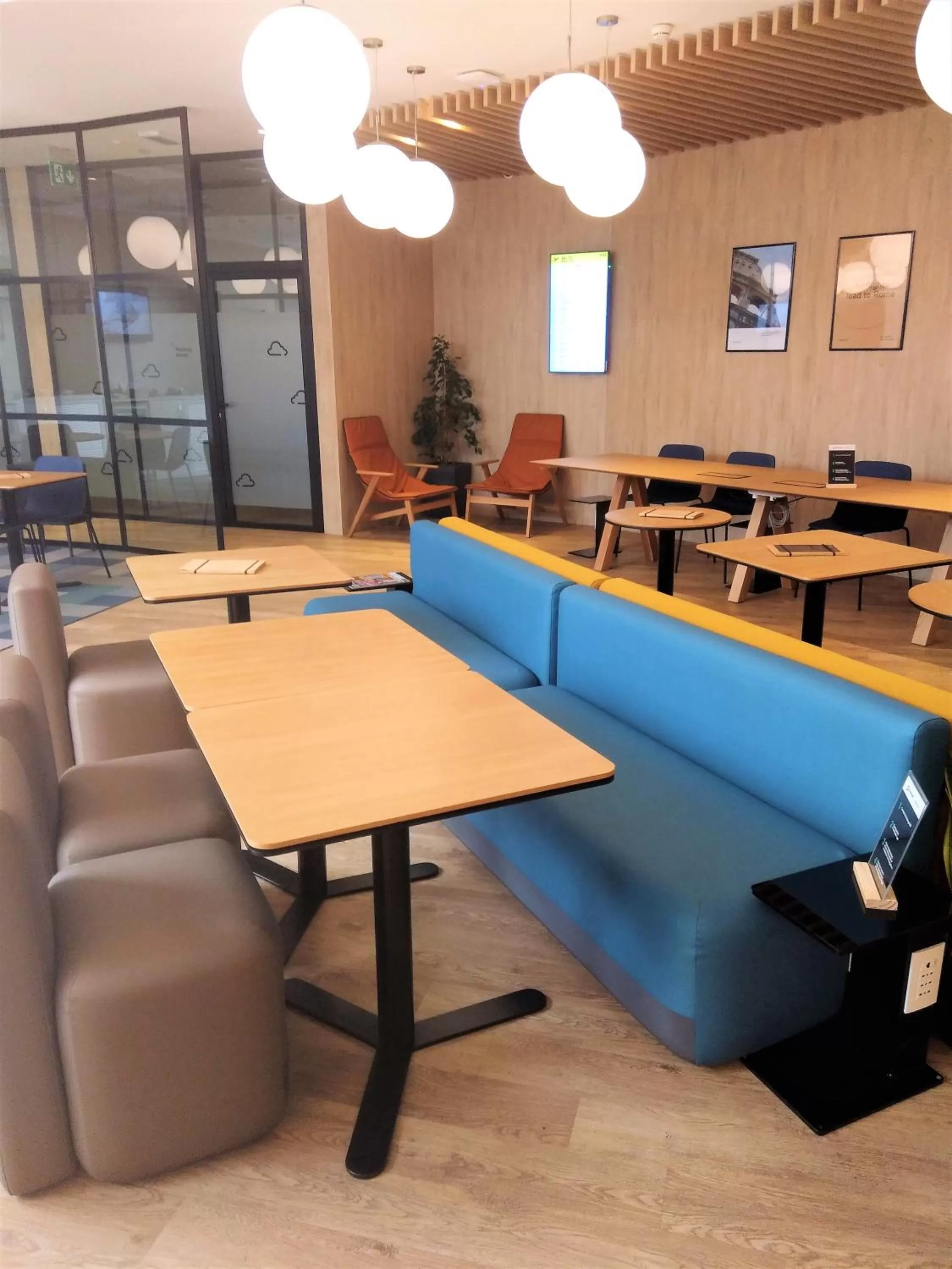 Communal lounge/ TV room in Air Rooms Rome Airport by HelloSky