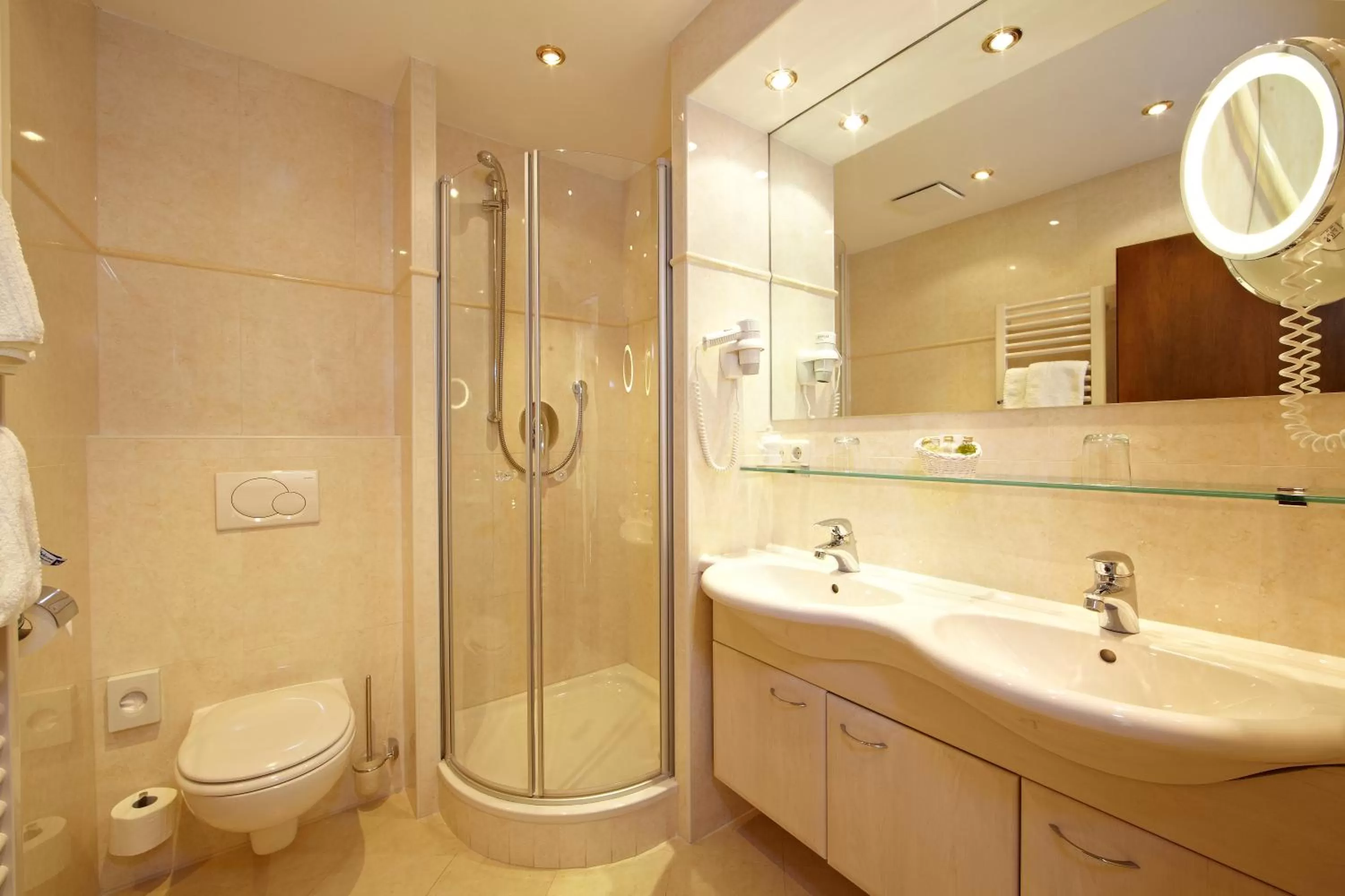 Bathroom in Staudacherhof in Garmisch-Partenkirchen I Blick aufs Zugspitzmassiv I einzigartige Bayurvida Küche