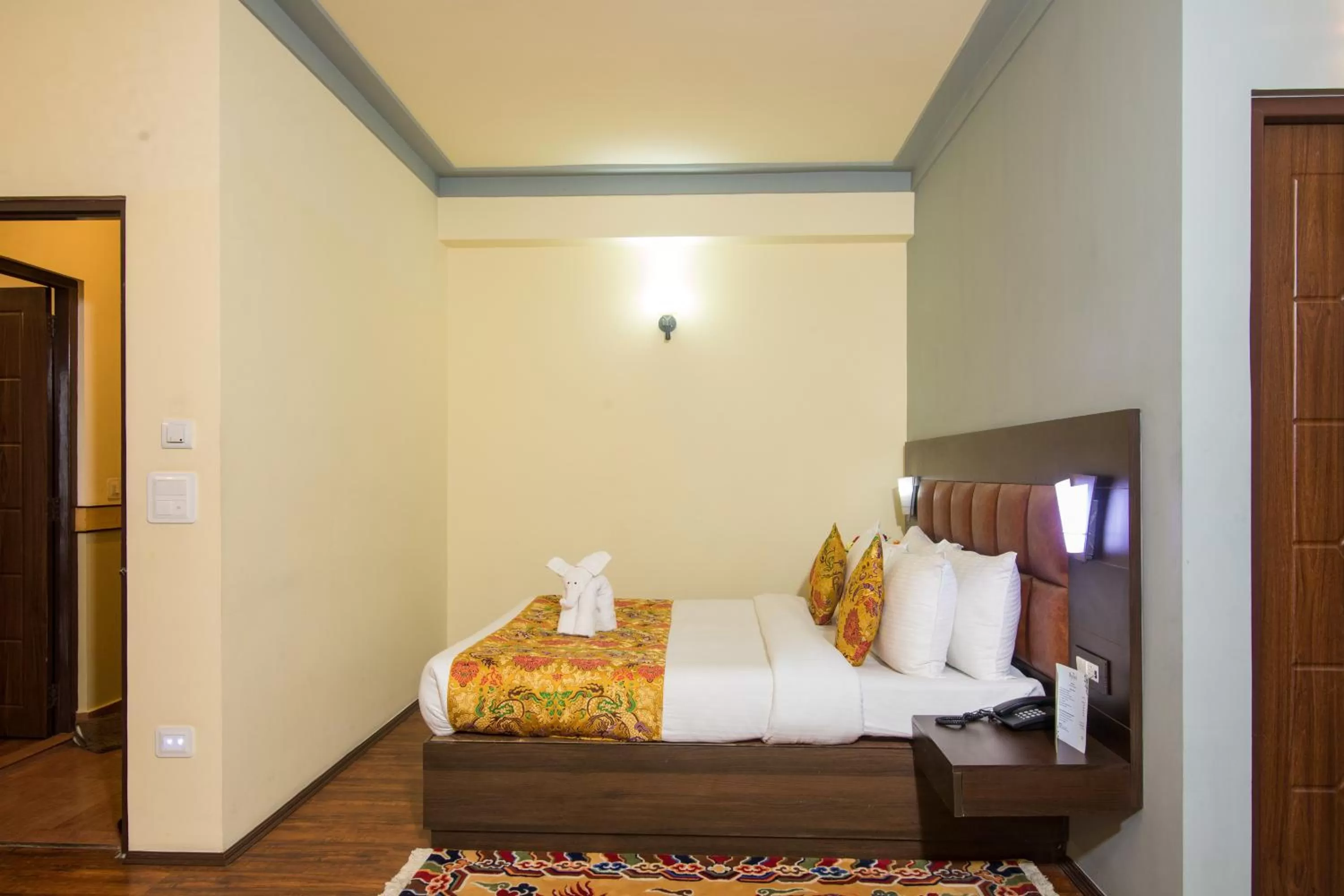 Bed in Muscatel Grand Silkroute - 300 Mts from MG Marg
