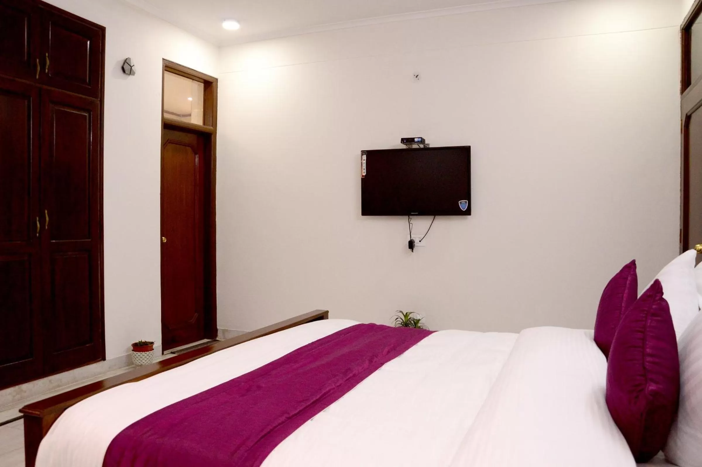 Bedroom, Bed in Hotel Sukhvilas