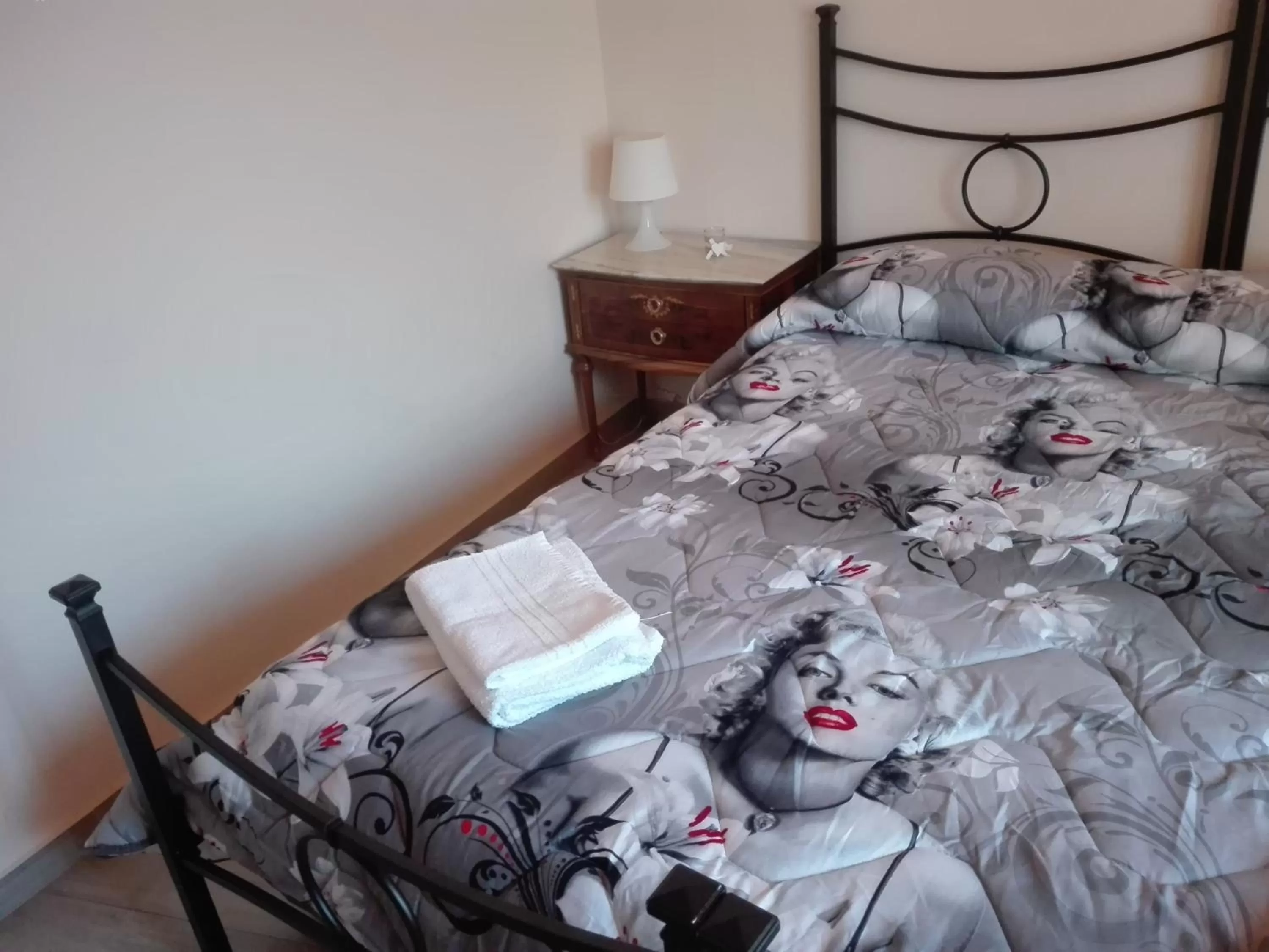 Photo of the whole room, Bed in 3 A b&b