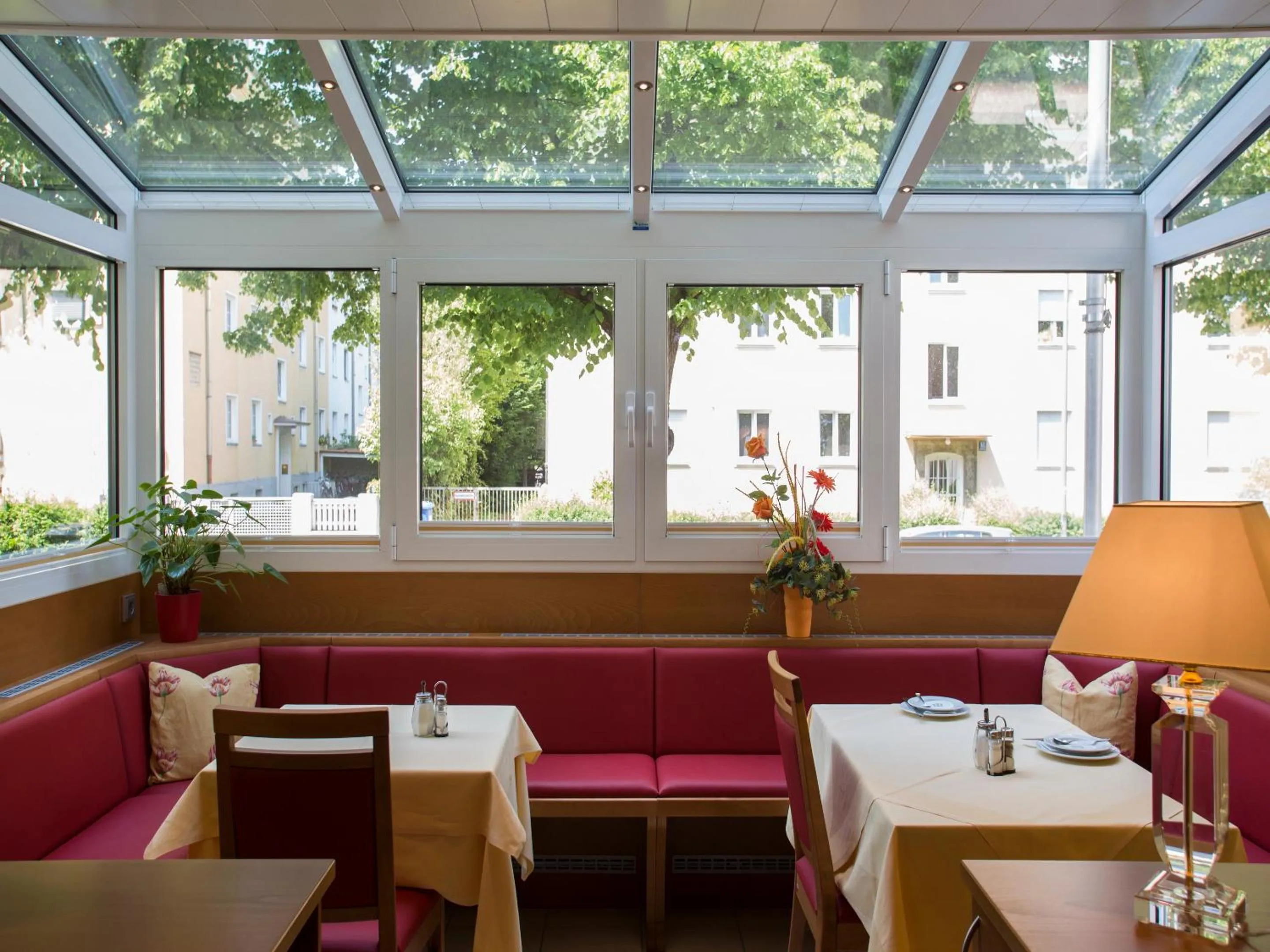 Restaurant/places to eat in Hotel Kriemhild am Hirschgarten