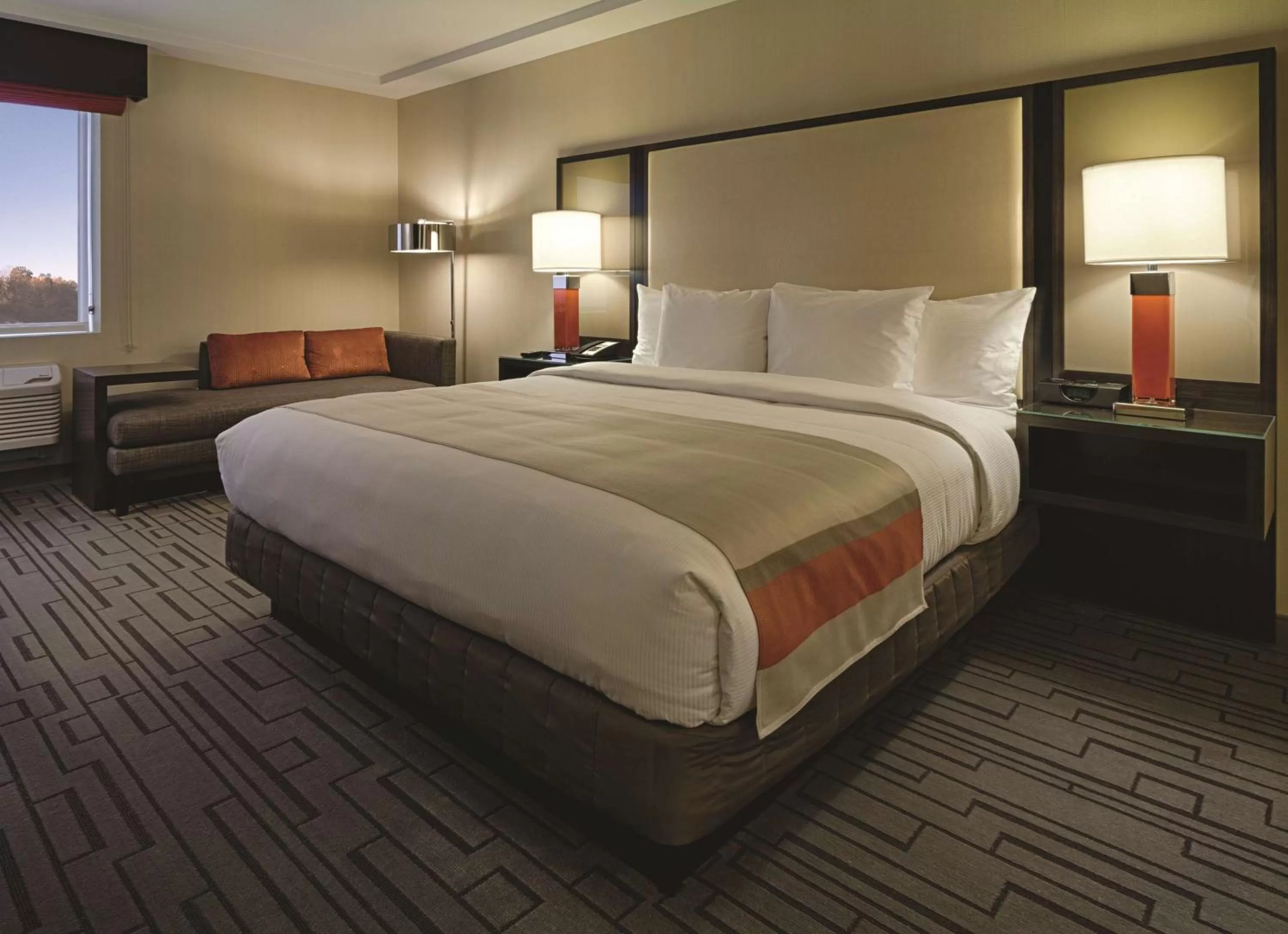 Living room, Bed in DoubleTree by Hilton Hotel Bristol