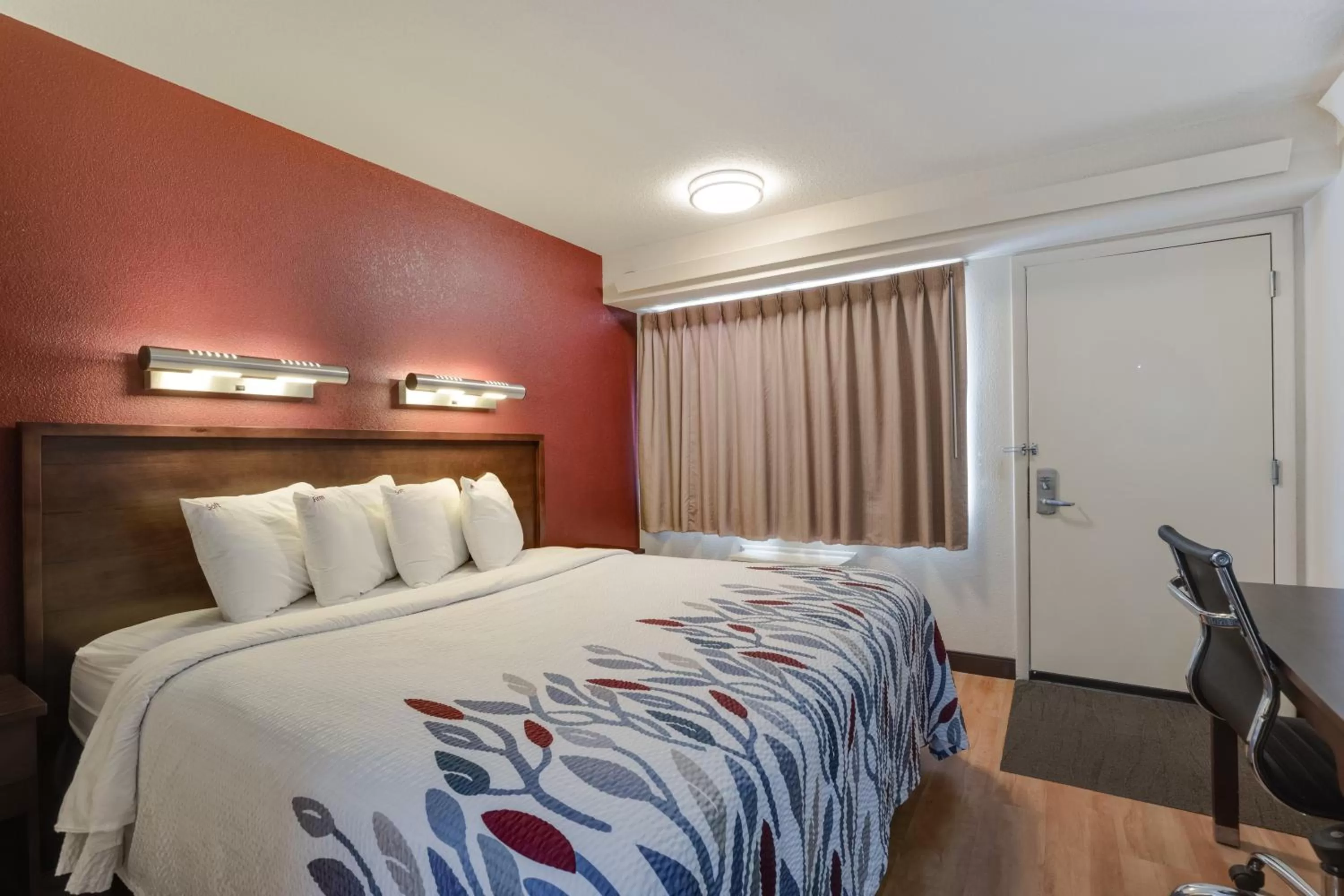 Bedroom, Bed in Red Roof Inn PLUS+ Chicago - Northbrook/Deerfield