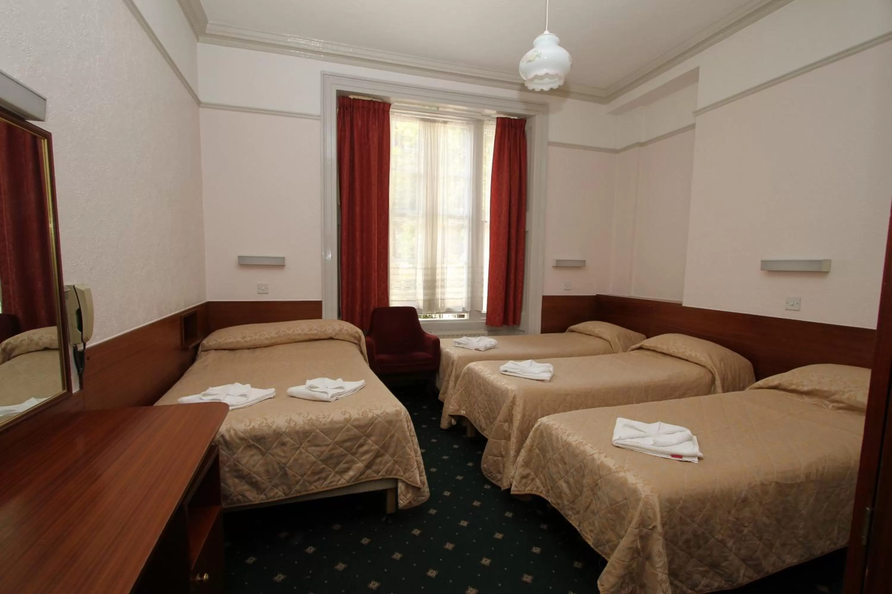 Bedroom, Bed in Ridgemount Hotel