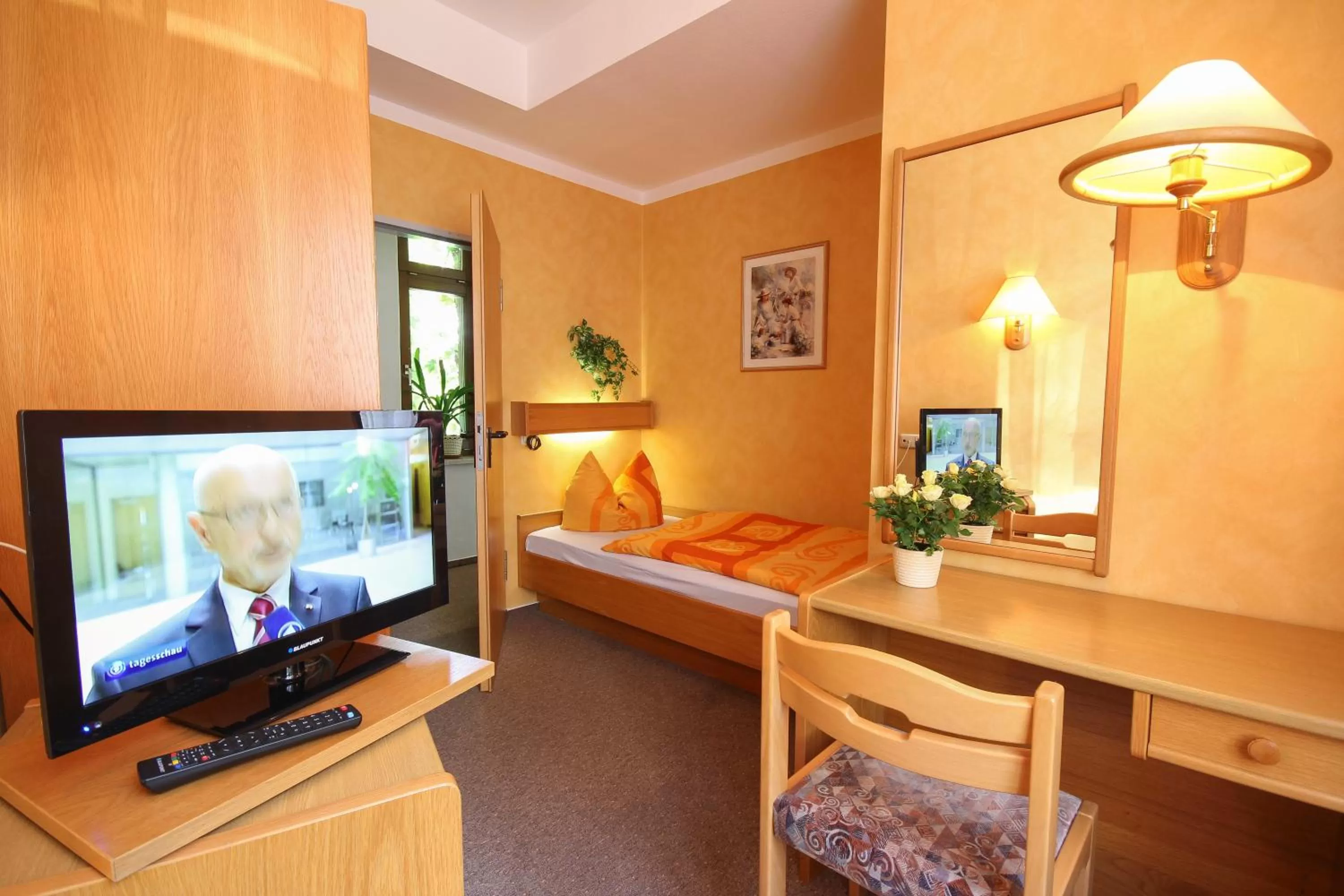 Photo of the whole room, Bed in Hotel Hardys-Eck