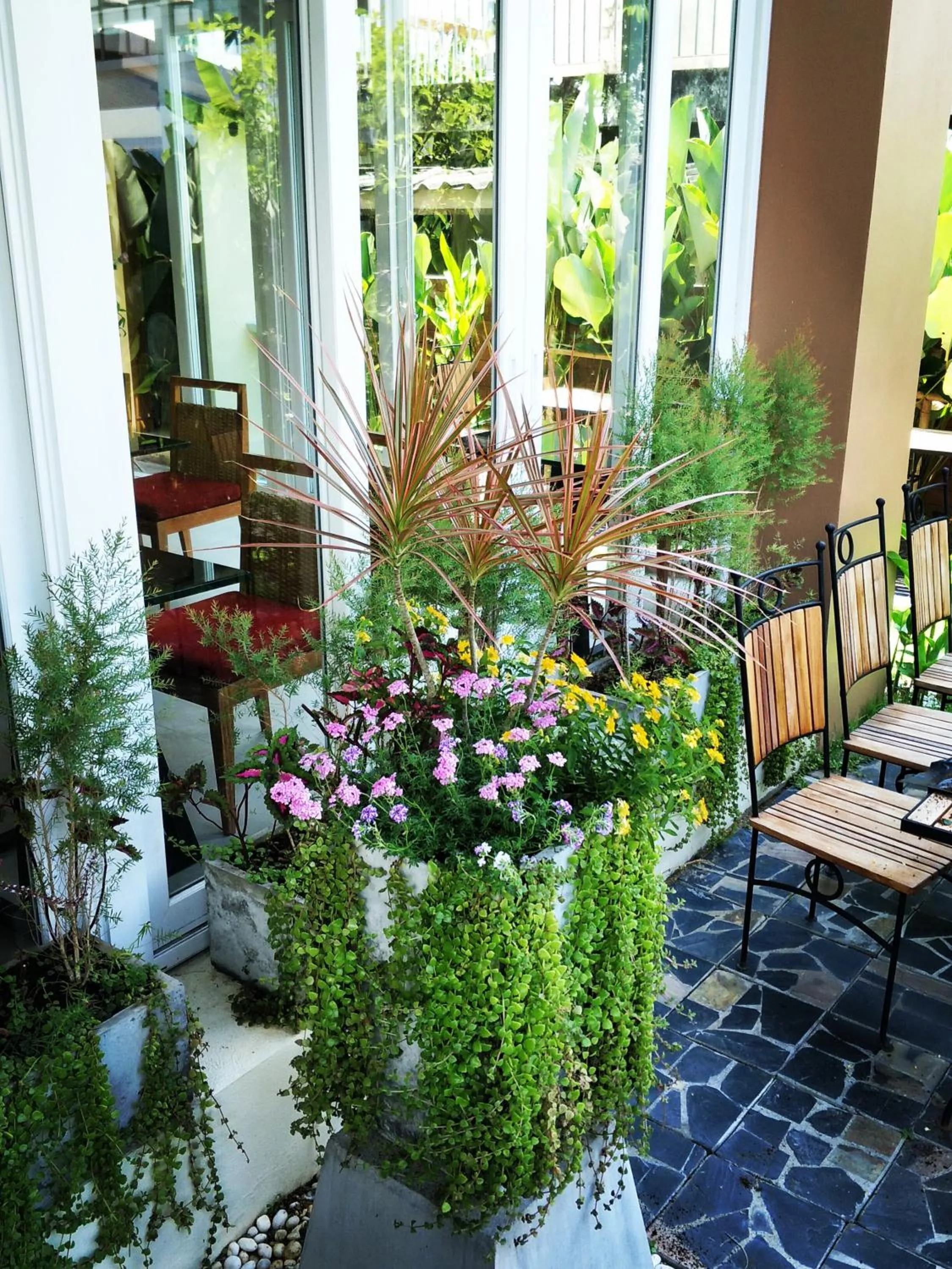 Restaurant/places to eat in The Signature Hotel @ Thapae