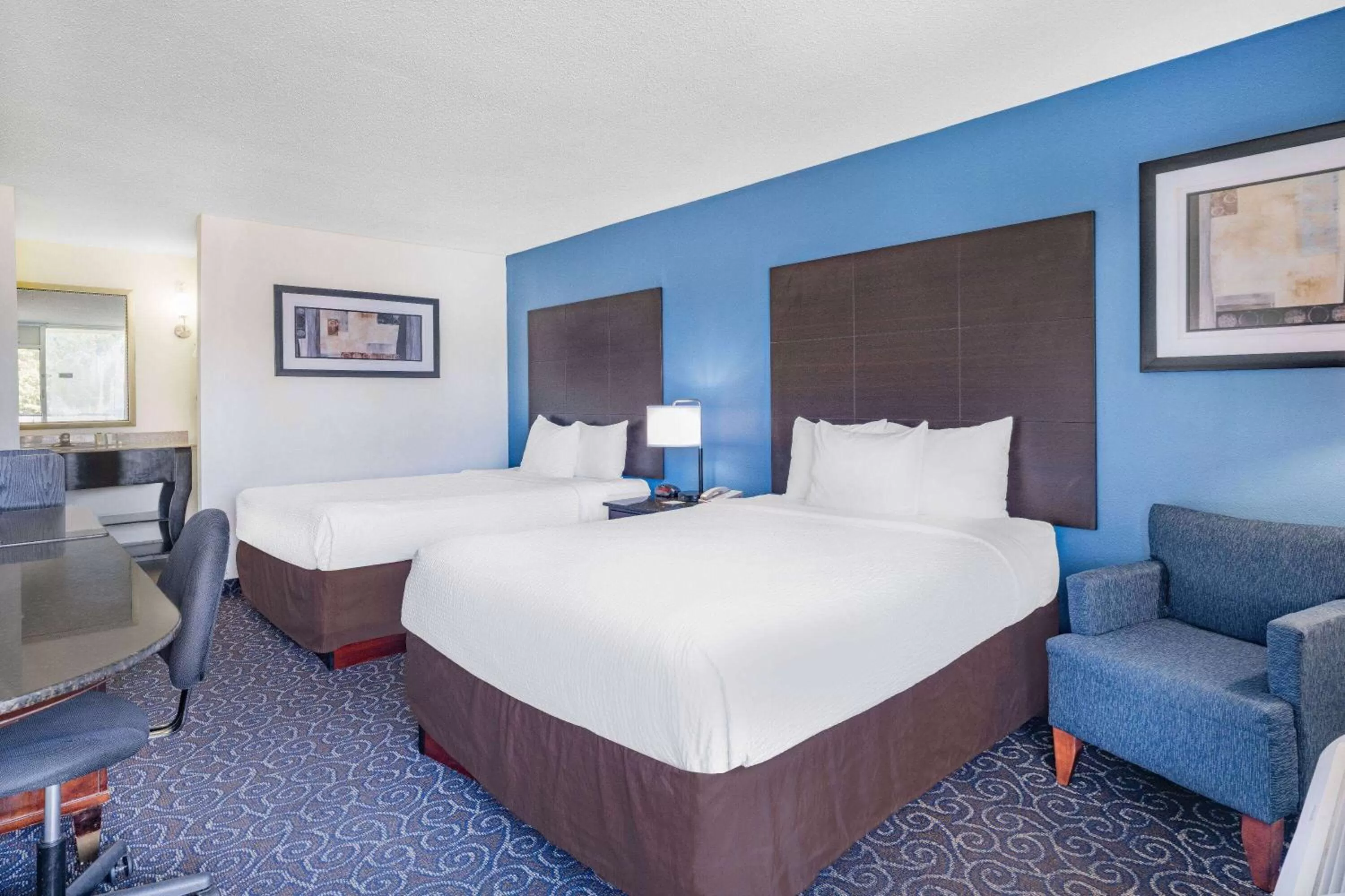 Photo of the whole room, Bed in Days Inn and Suites by Wyndham Oxford