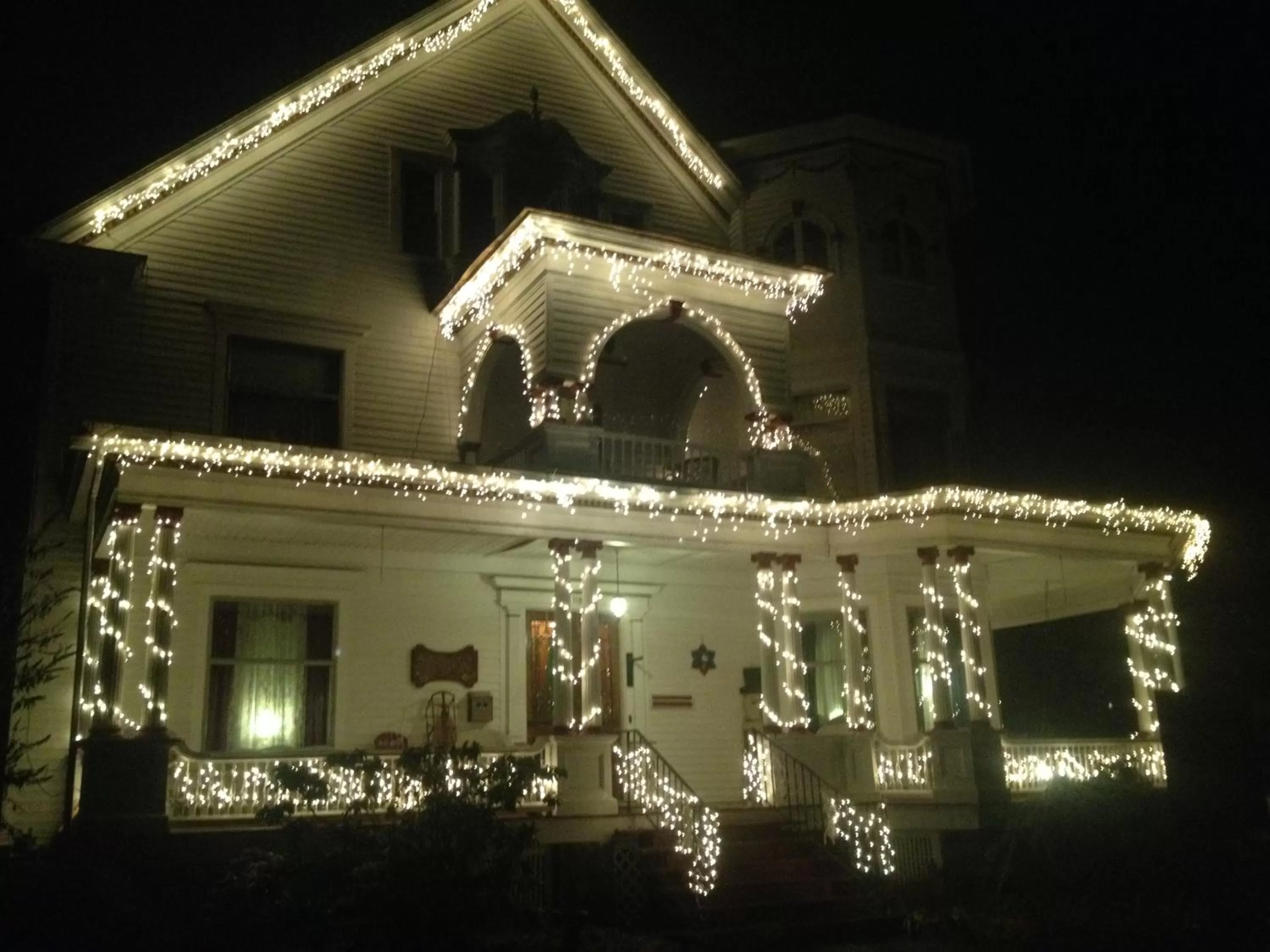 Facade/entrance in Victorian Charm Inn