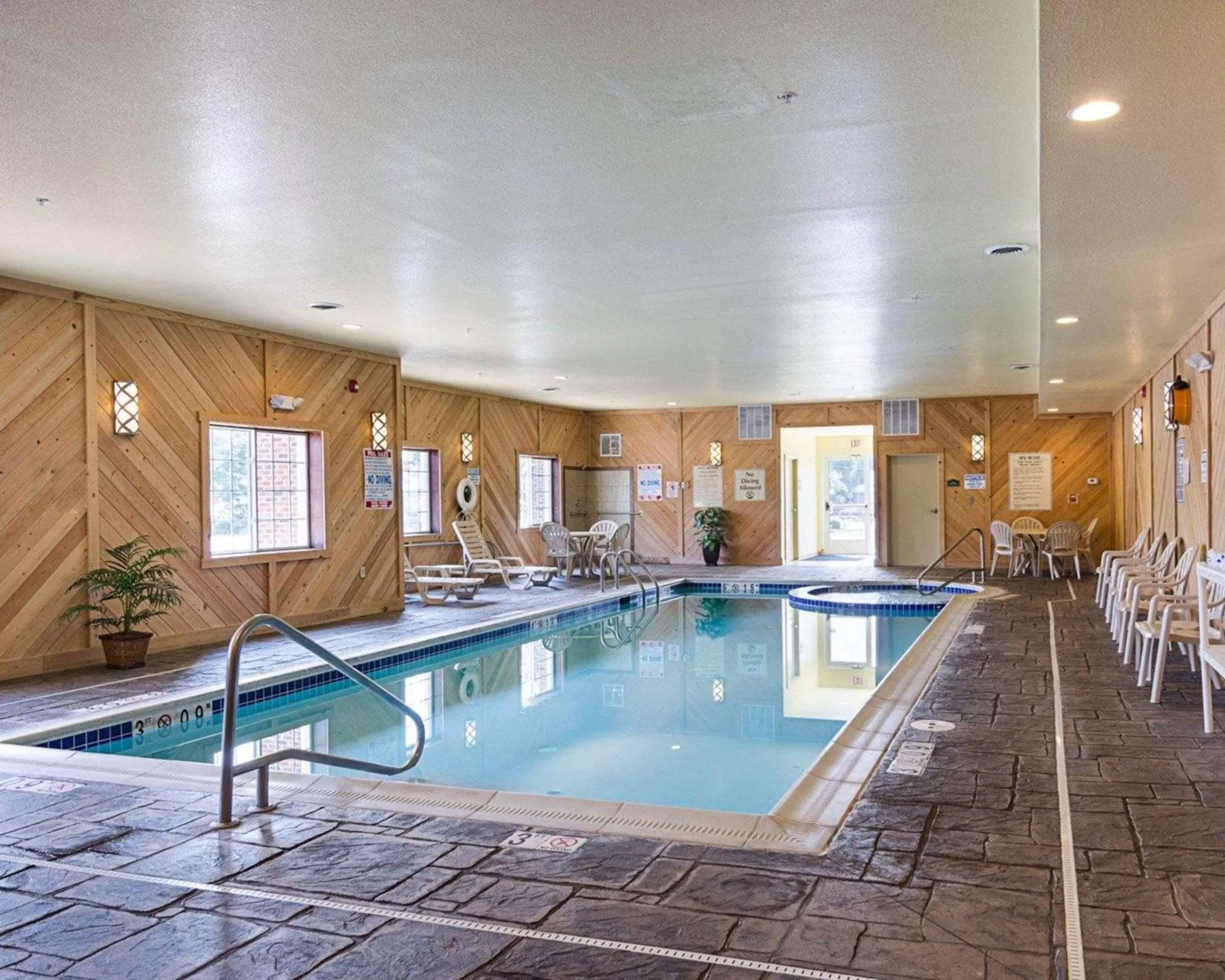 Swimming pool in Comfort Inn & Suites Orange - Montpelier