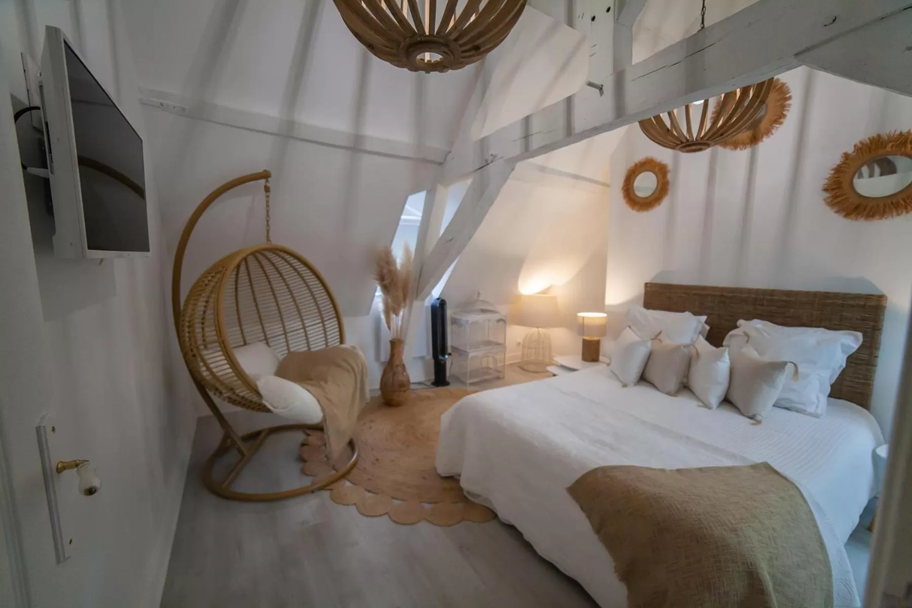 Photo of the whole room, Bed in Bienvenue Chez Nous