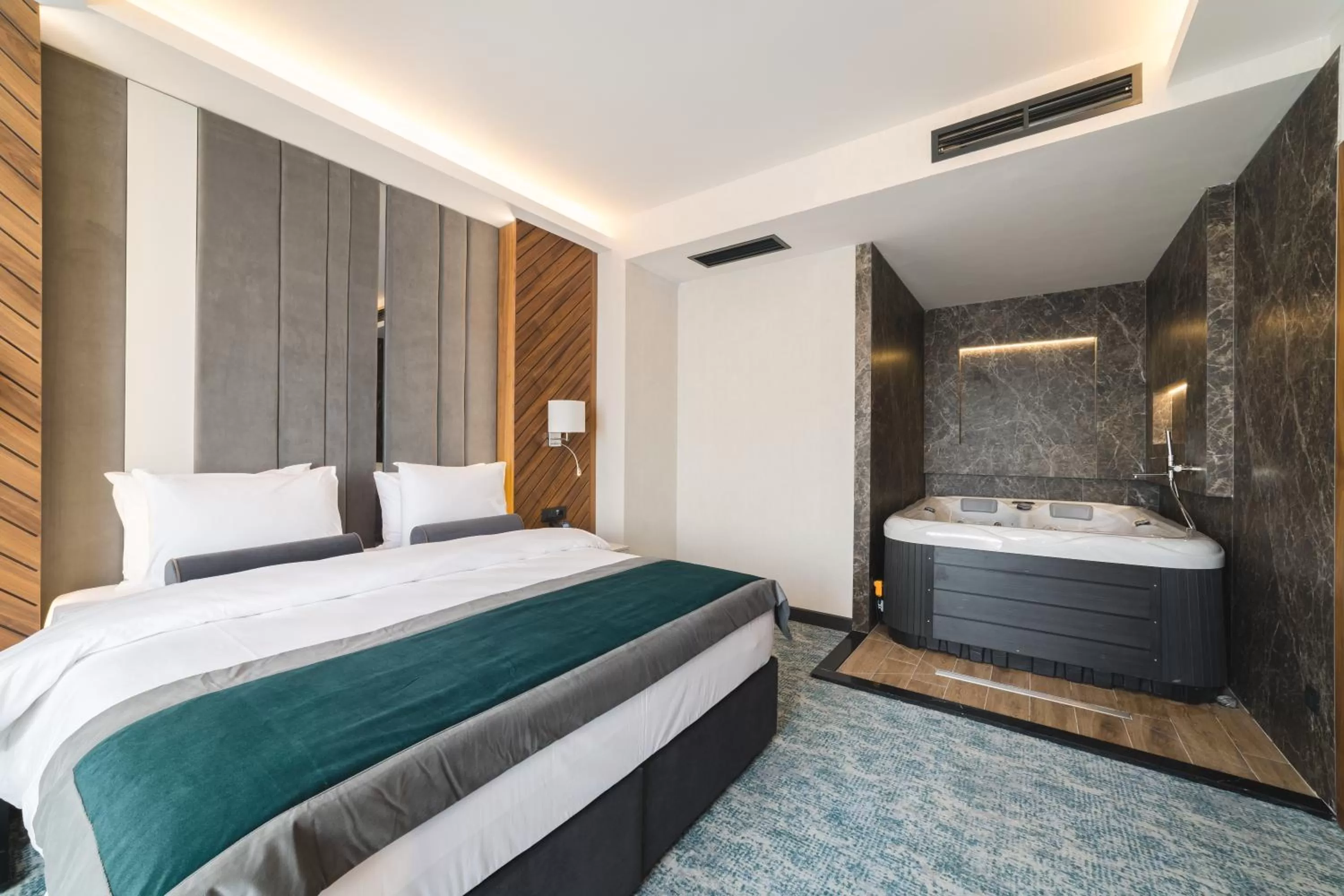 Hot Tub, Bed in Bristol Hotel Podgorica