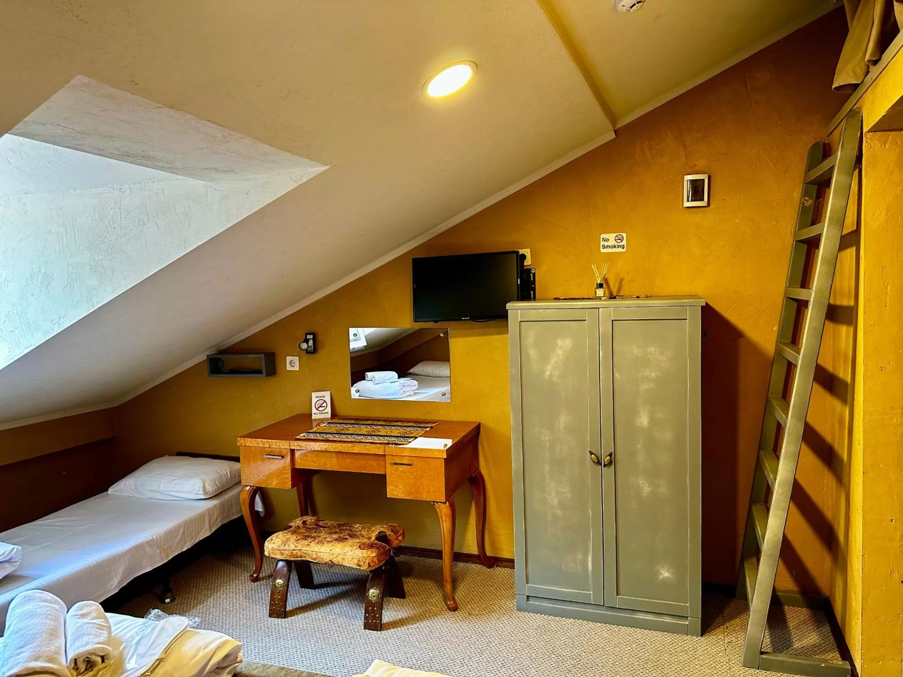 Bed, TV/Entertainment Center in Kindli Hotel