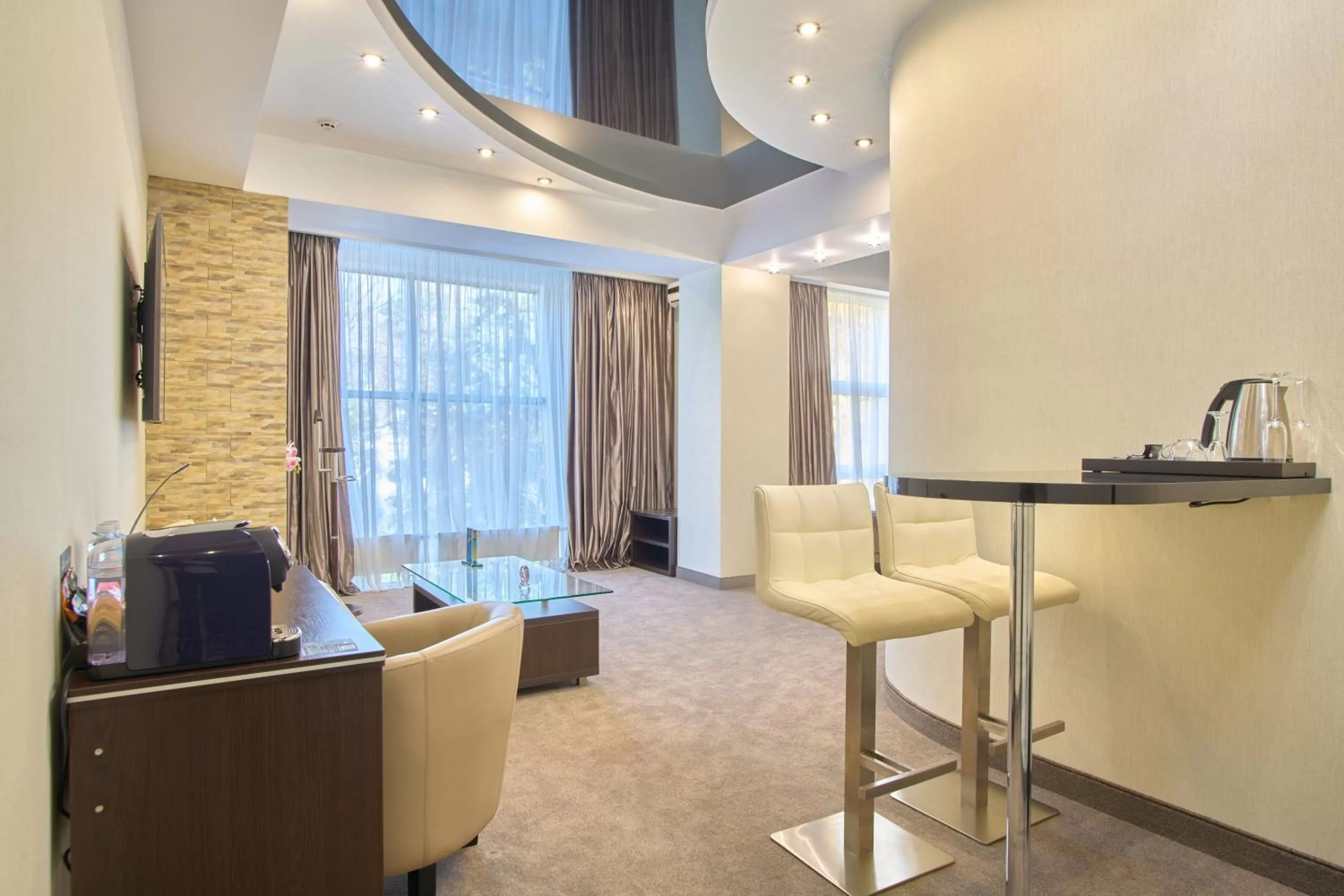 Living room, TV/Entertainment Center in Hotel & Spa NEMO with dolphins