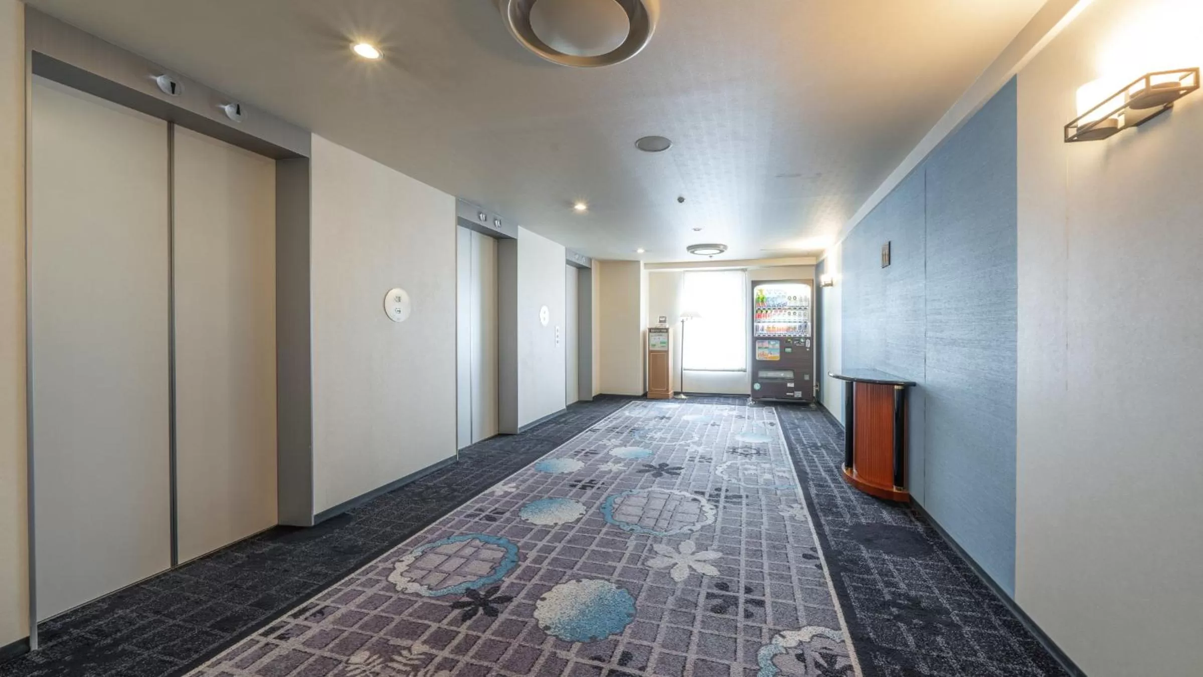 elevator, Bed in New Otani Inn Sapporo