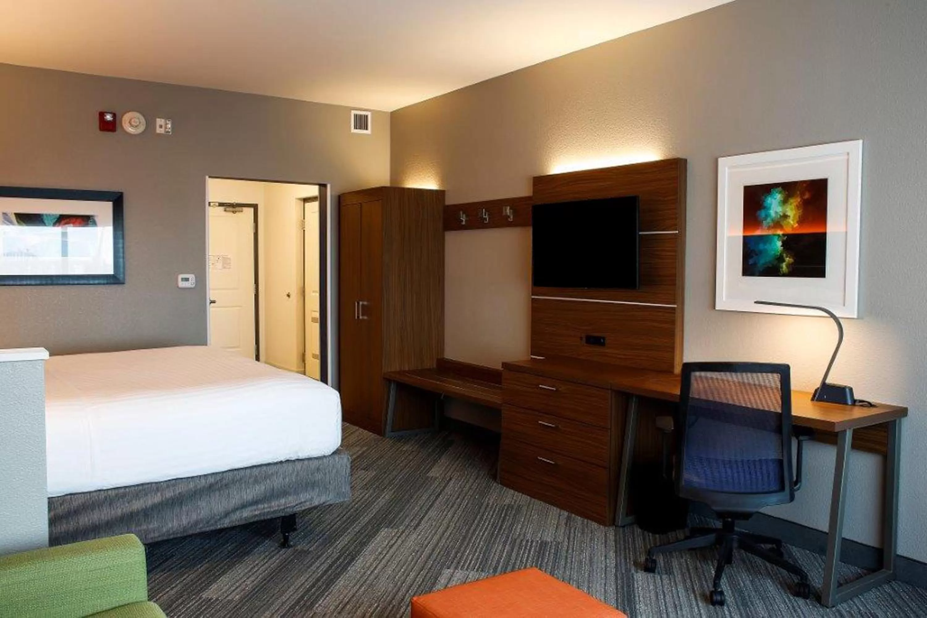 Photo of the whole room, Bed in Holiday Inn Express & Suites Downtown Louisville by IHG