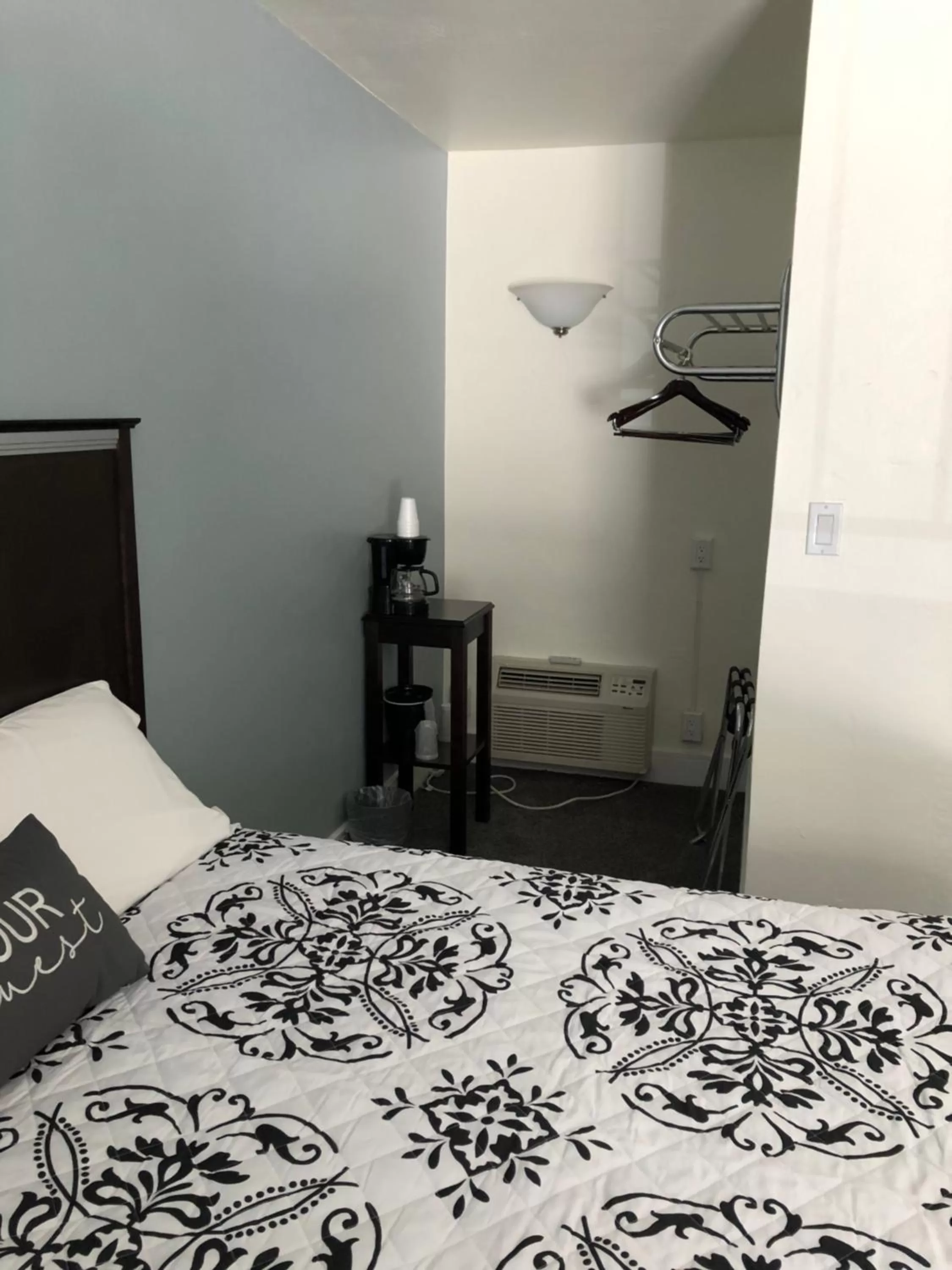 Bed in El Rancho Motel