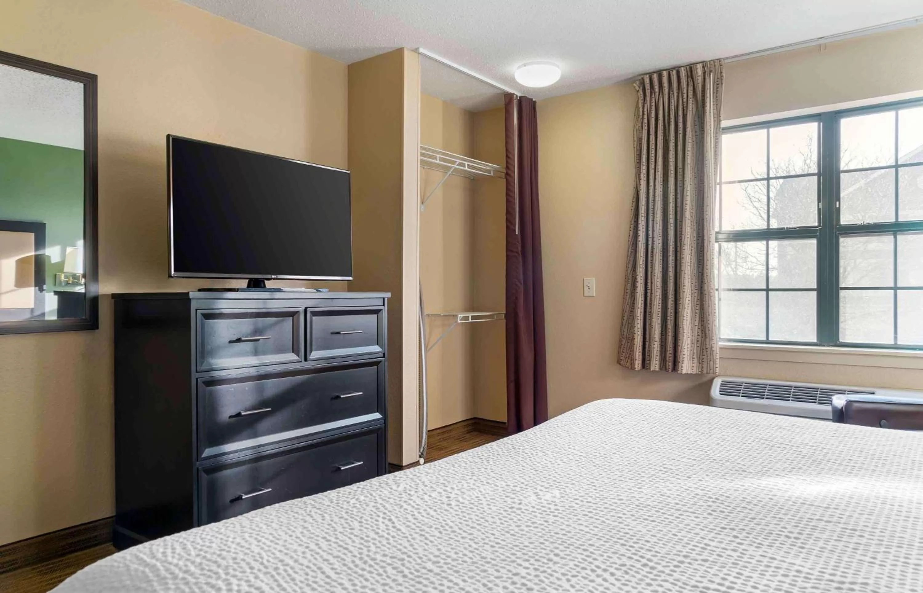 Bedroom, Bed in Extended Stay America Select Suites - Detroit - Farmington Hills