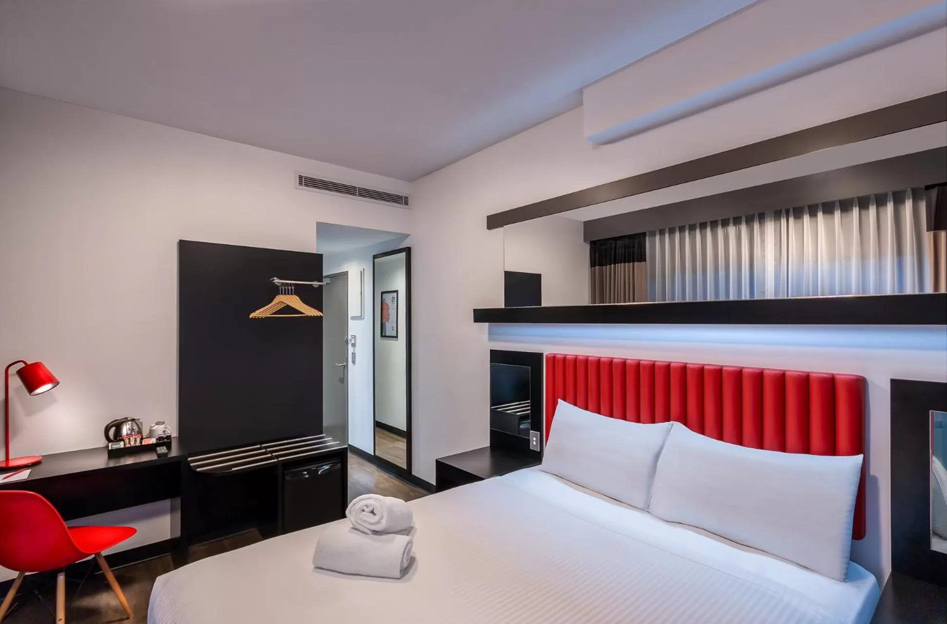 Coffee/tea facilities, Bed in Essence Hotel Carlton