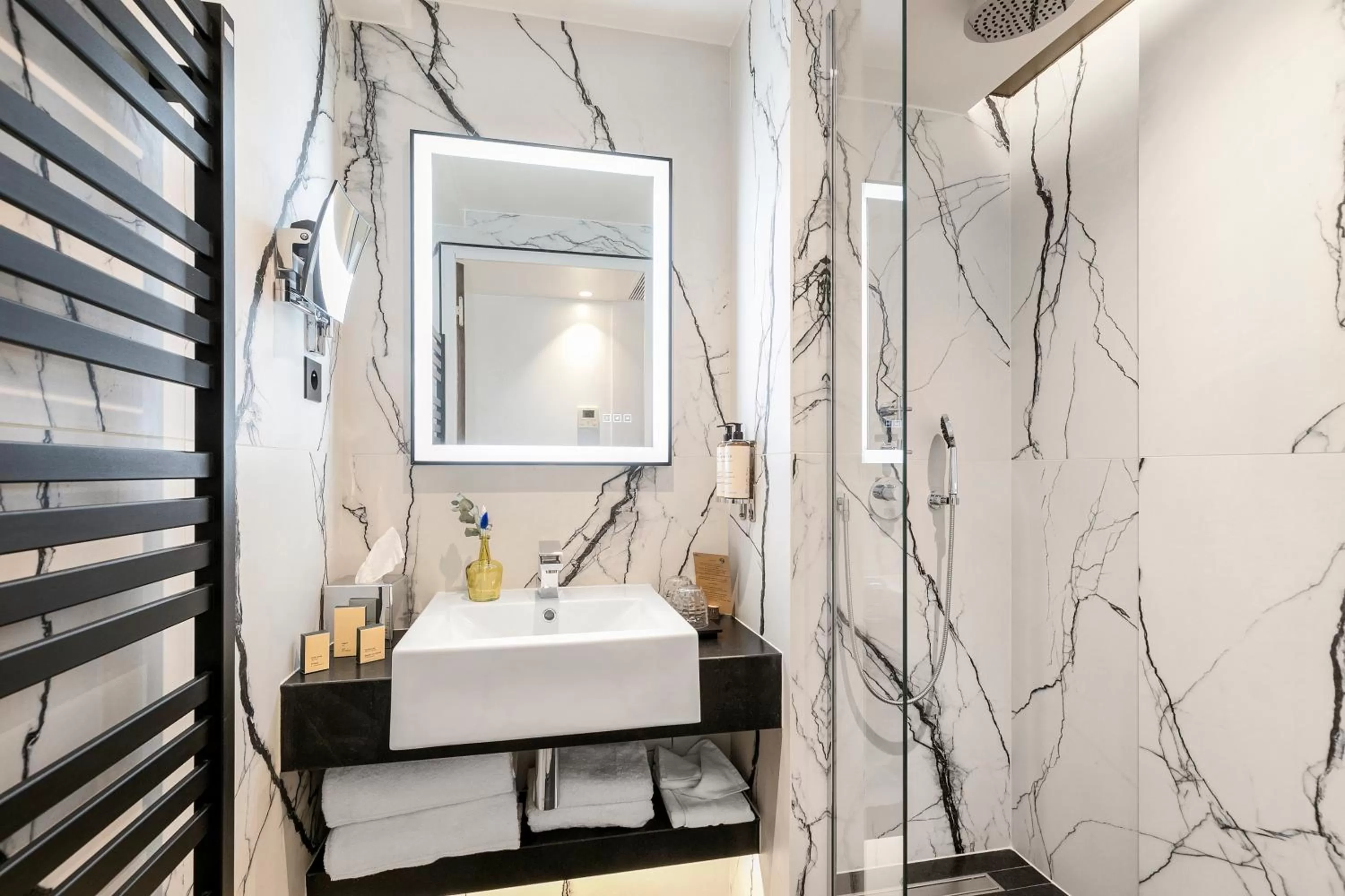 Shower in CARD Hôtel