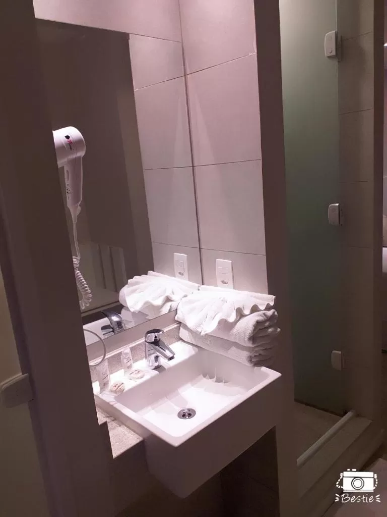 Bathroom in Jandira Premiêr Hotel
