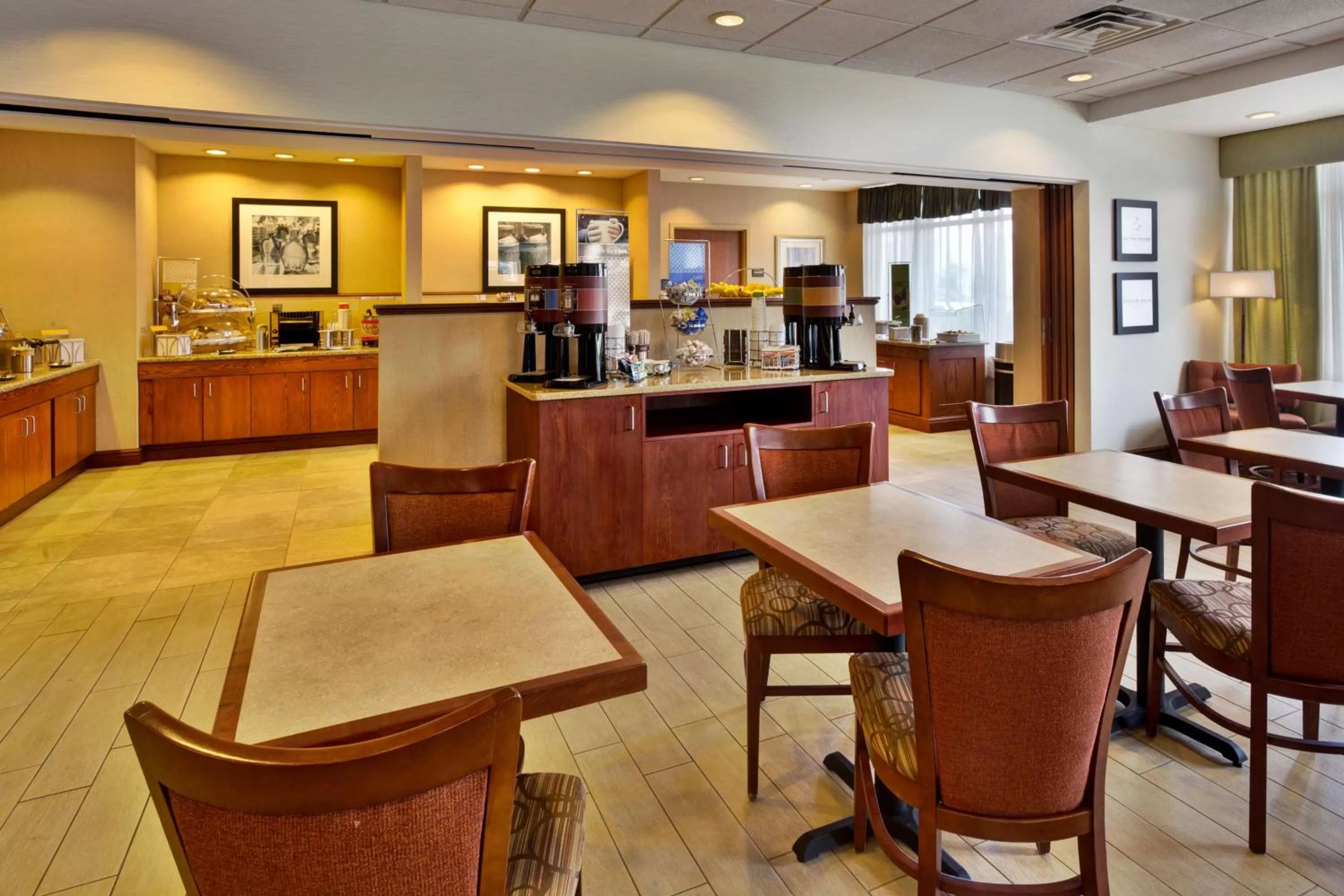 Dining area in Hampton Inn Rutland/Killington