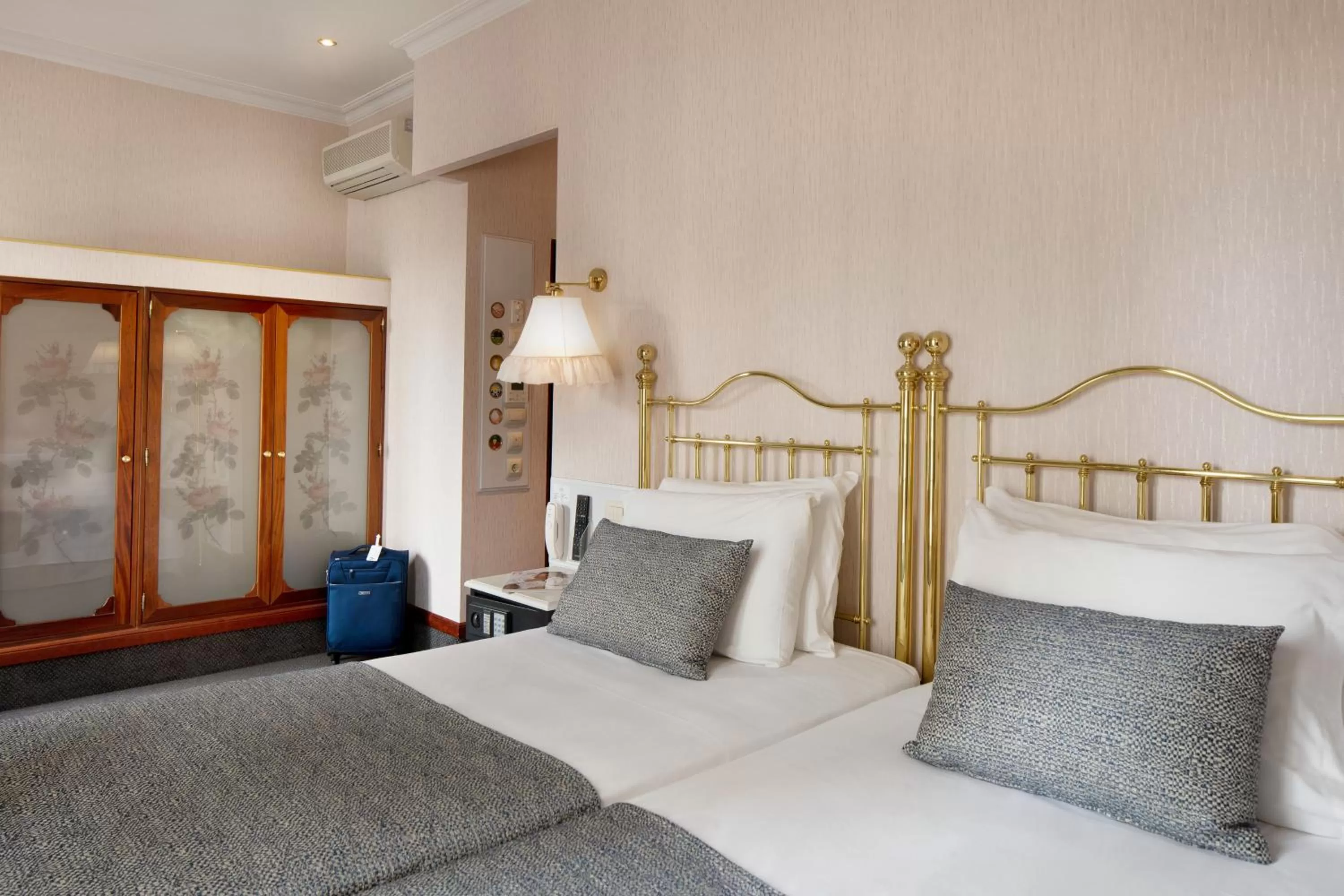 Bathroom, Bed in Hotel Continental Barcelona