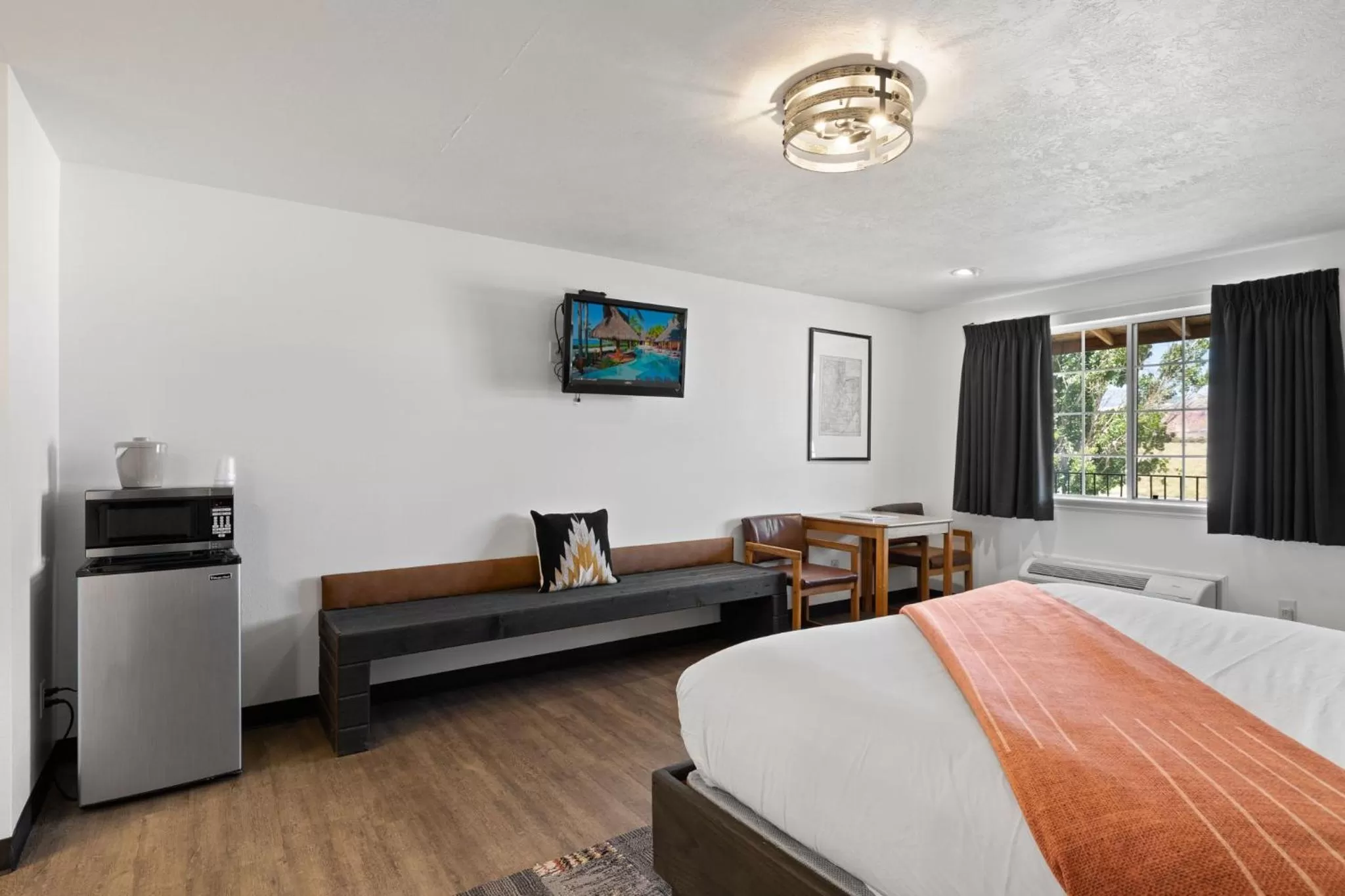 Bedroom, Bed in Broken Spur Inn & Steakhouse