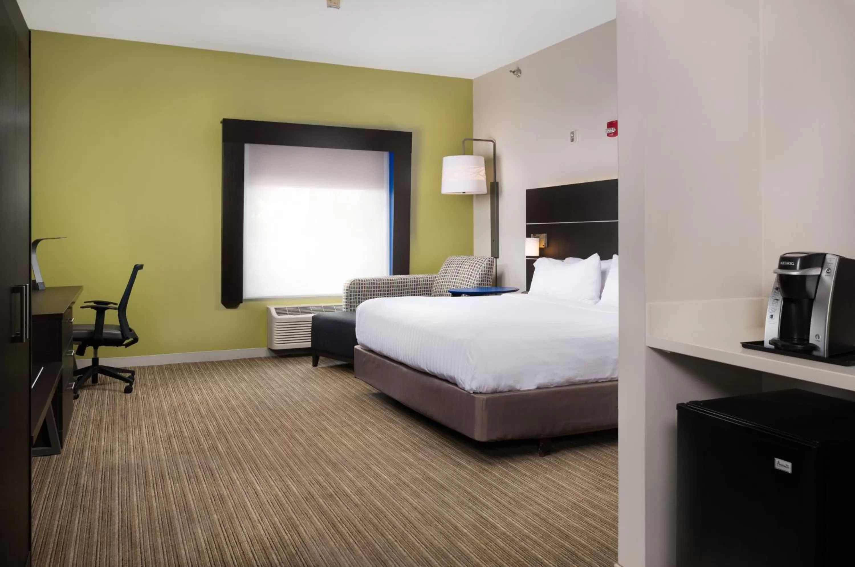 Photo of the whole room, Bed in Holiday Inn Express Independence - Kansas City by IHG
