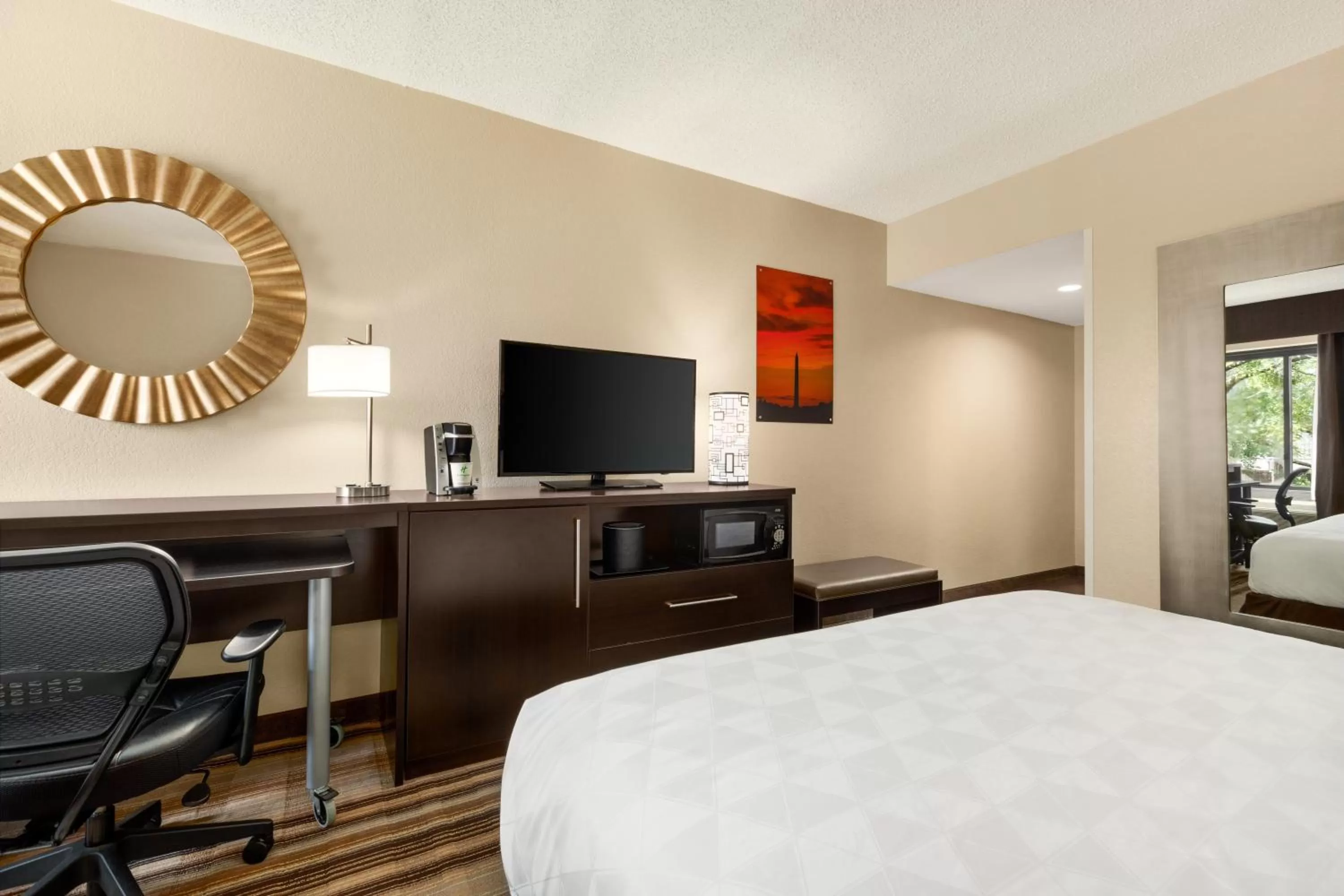 Photo of the whole room, Bed in Holiday Inn Washington-Dulles International Airport by IHG