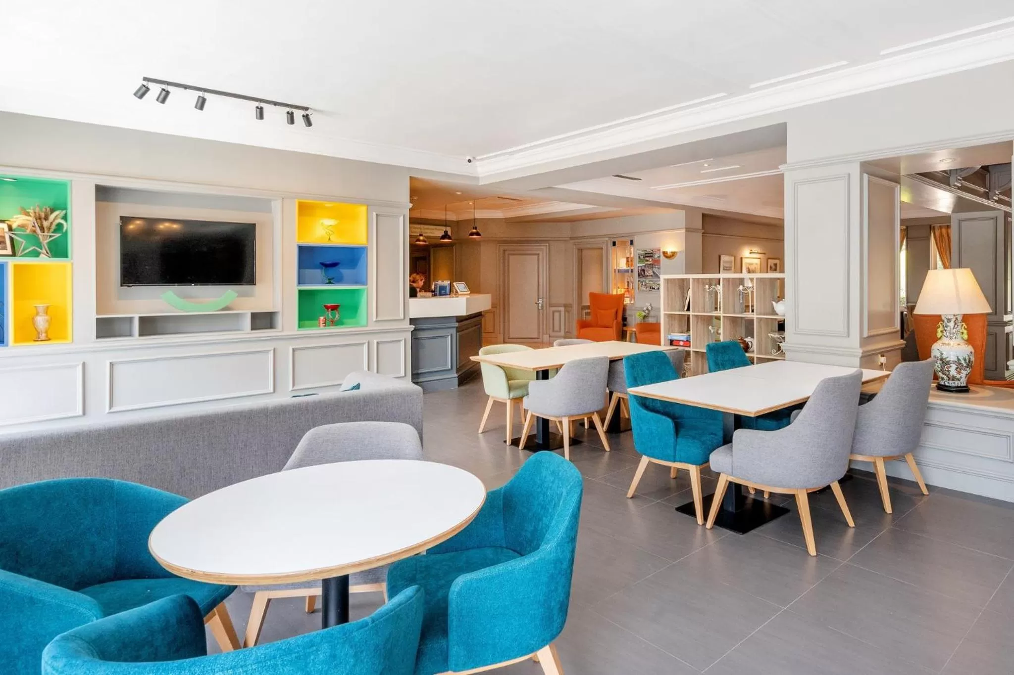 Lounge or bar in Holiday Inn Maidstone-Sevenoaks by IHG