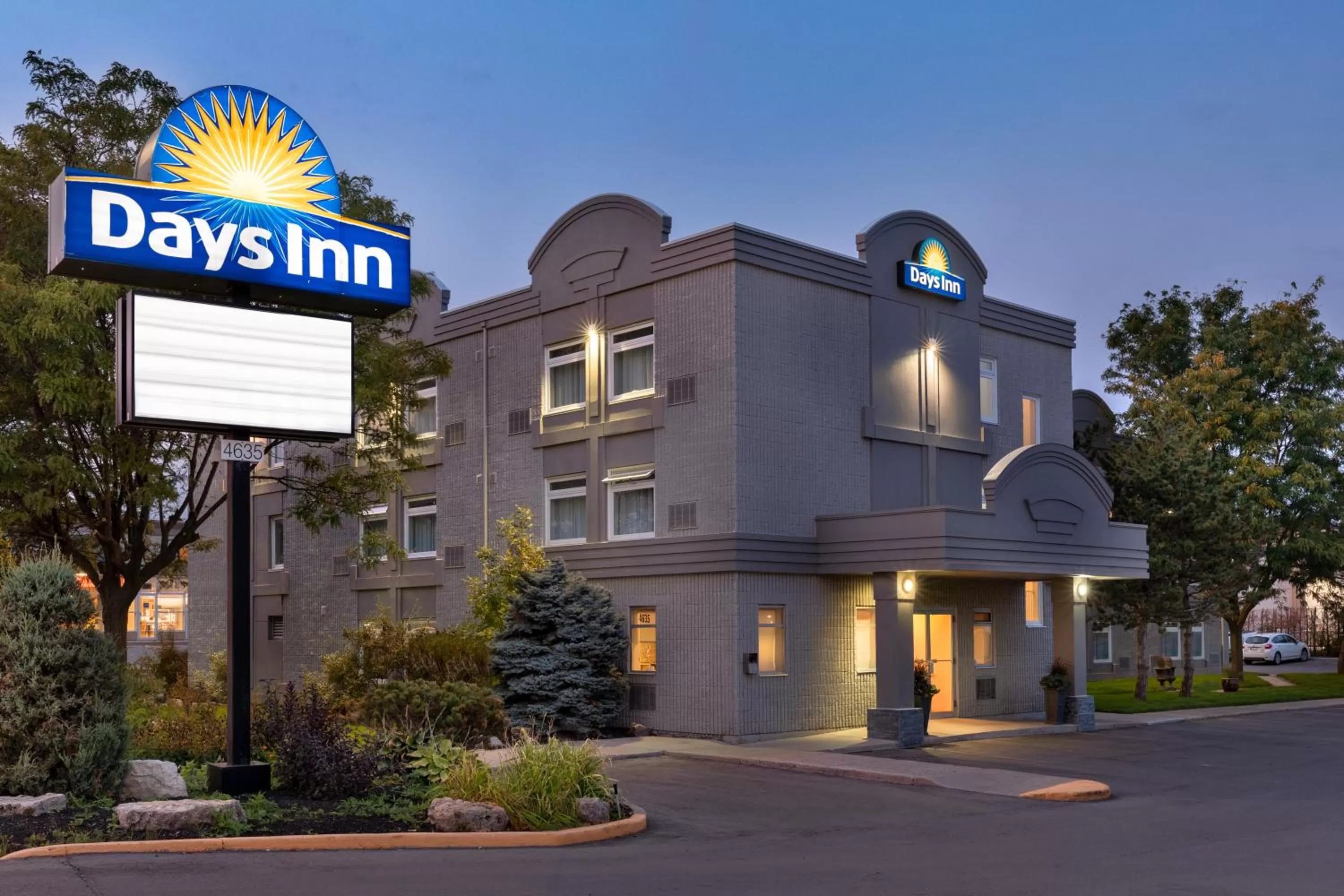 Property building in Days Inn by Wyndham Toronto West Mississauga
