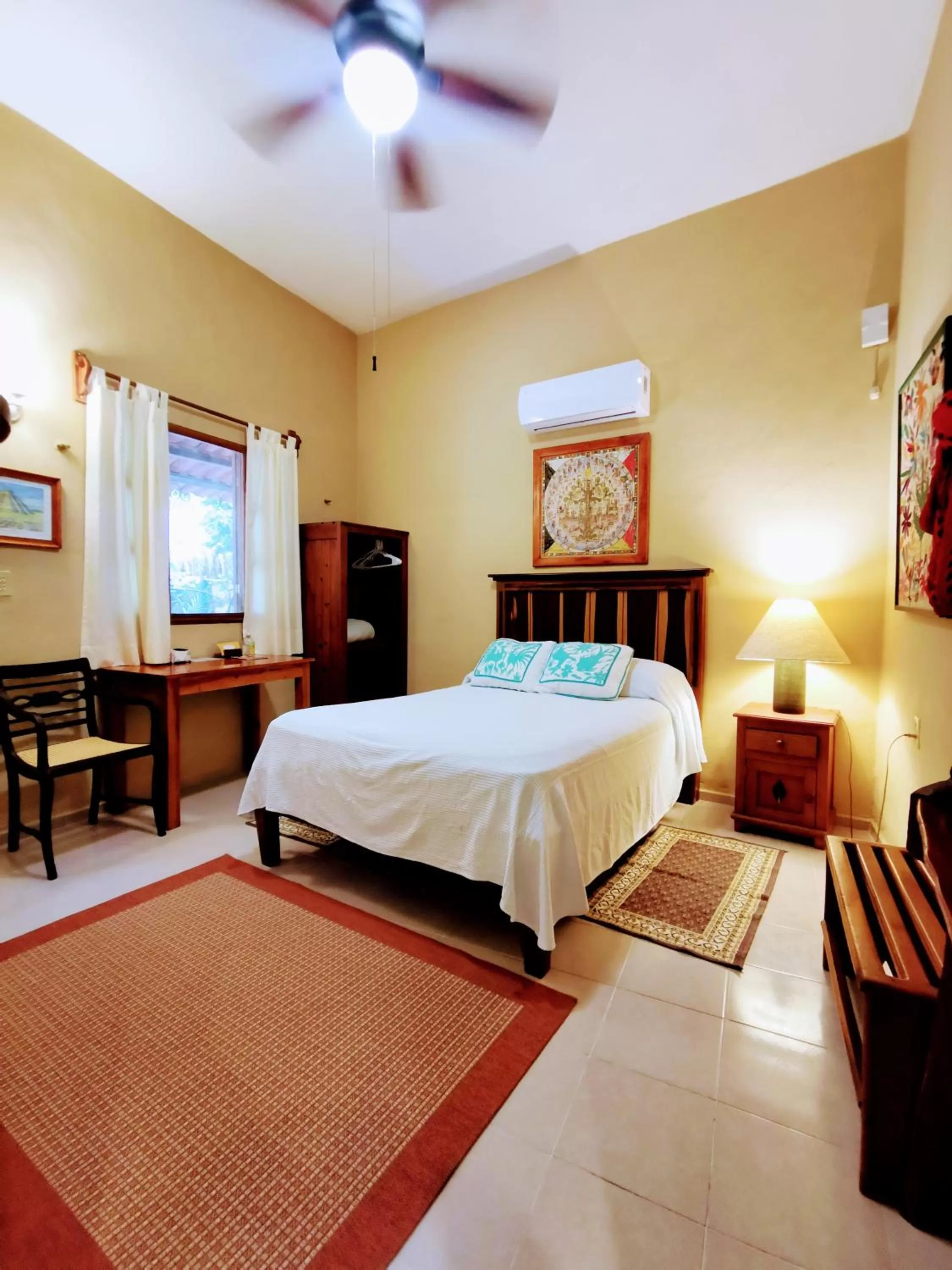 Photo of the whole room, Bed in Casa Quetzal Hotel