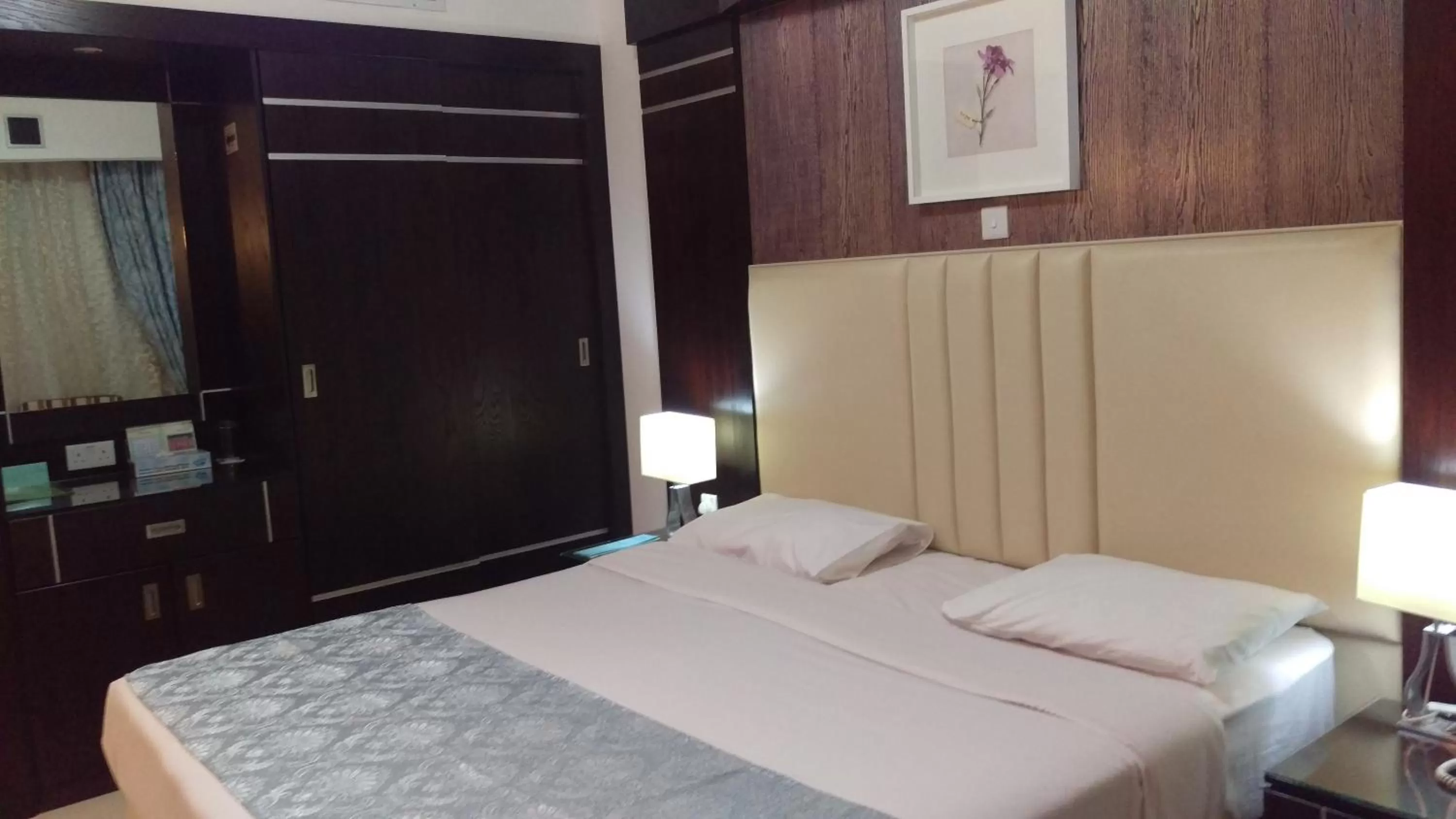 Bedroom, Bed in Kuwait Continental Hotel