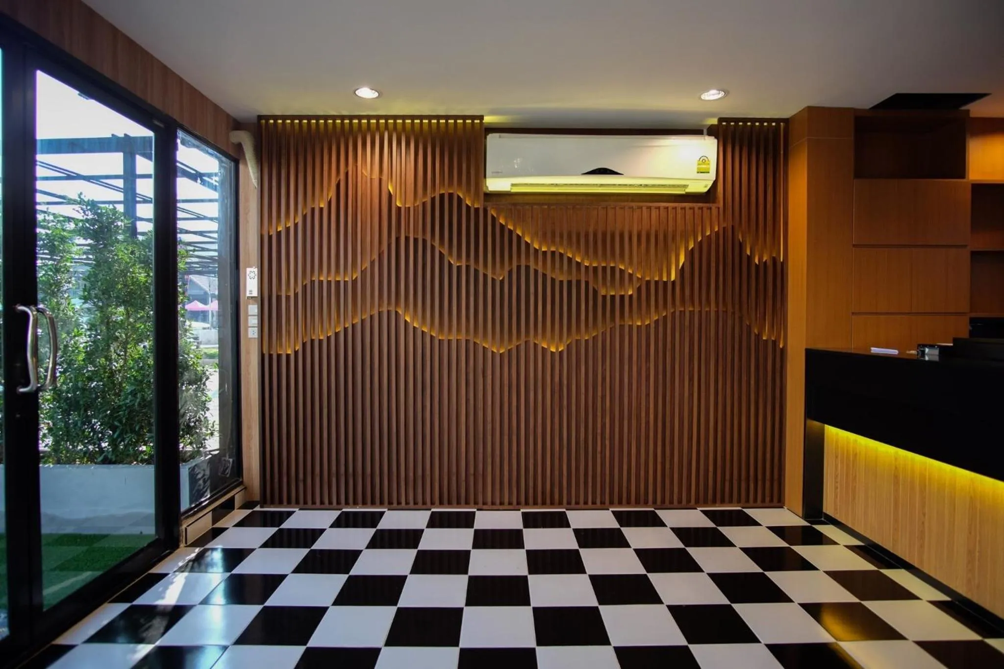 The O-Zone Airport Inn