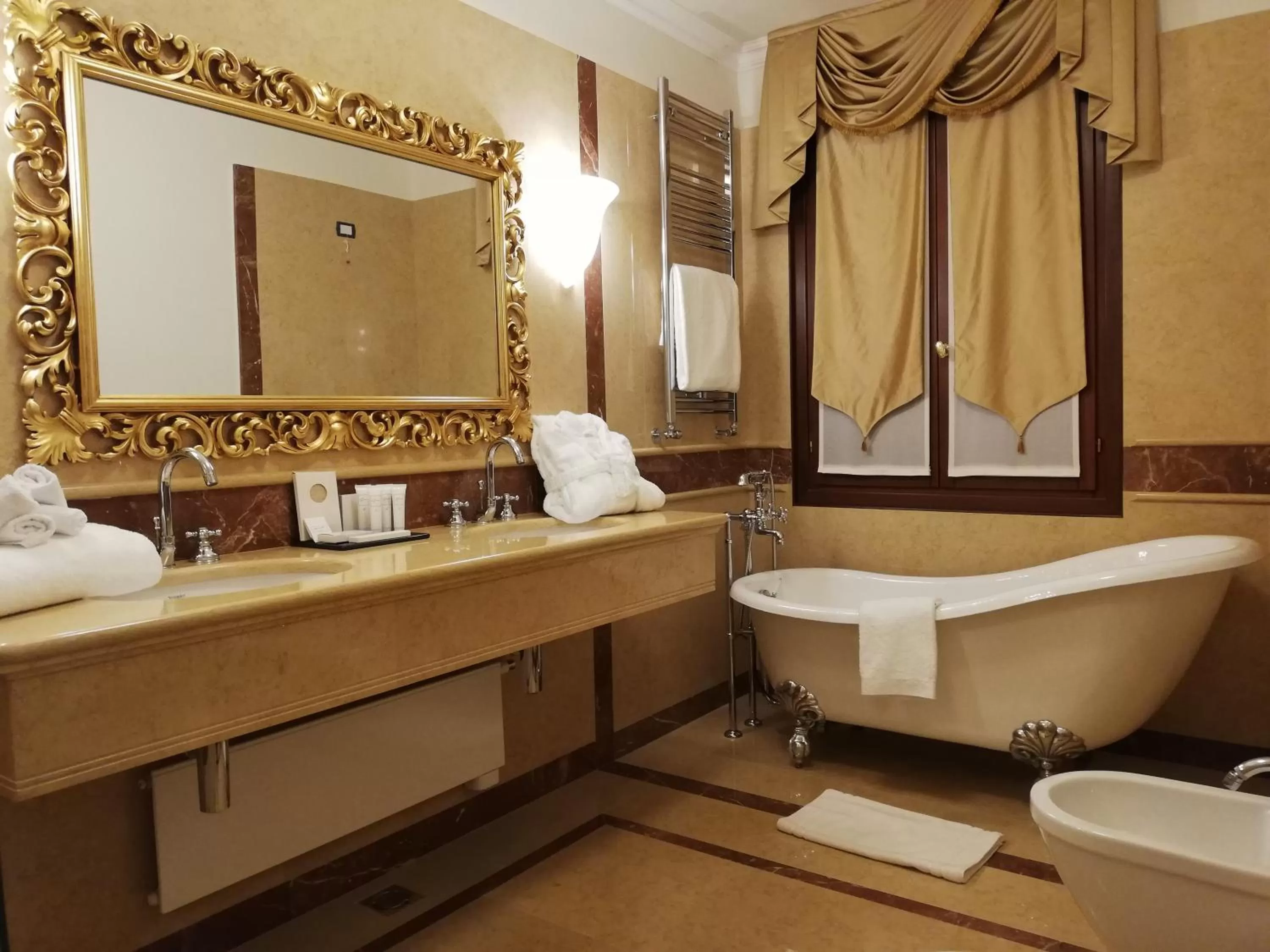 Bathroom in Ca' Bonfadini Historic Experience