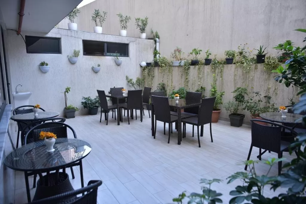 Restaurant/Places to Eat in Old Batumi Hotel