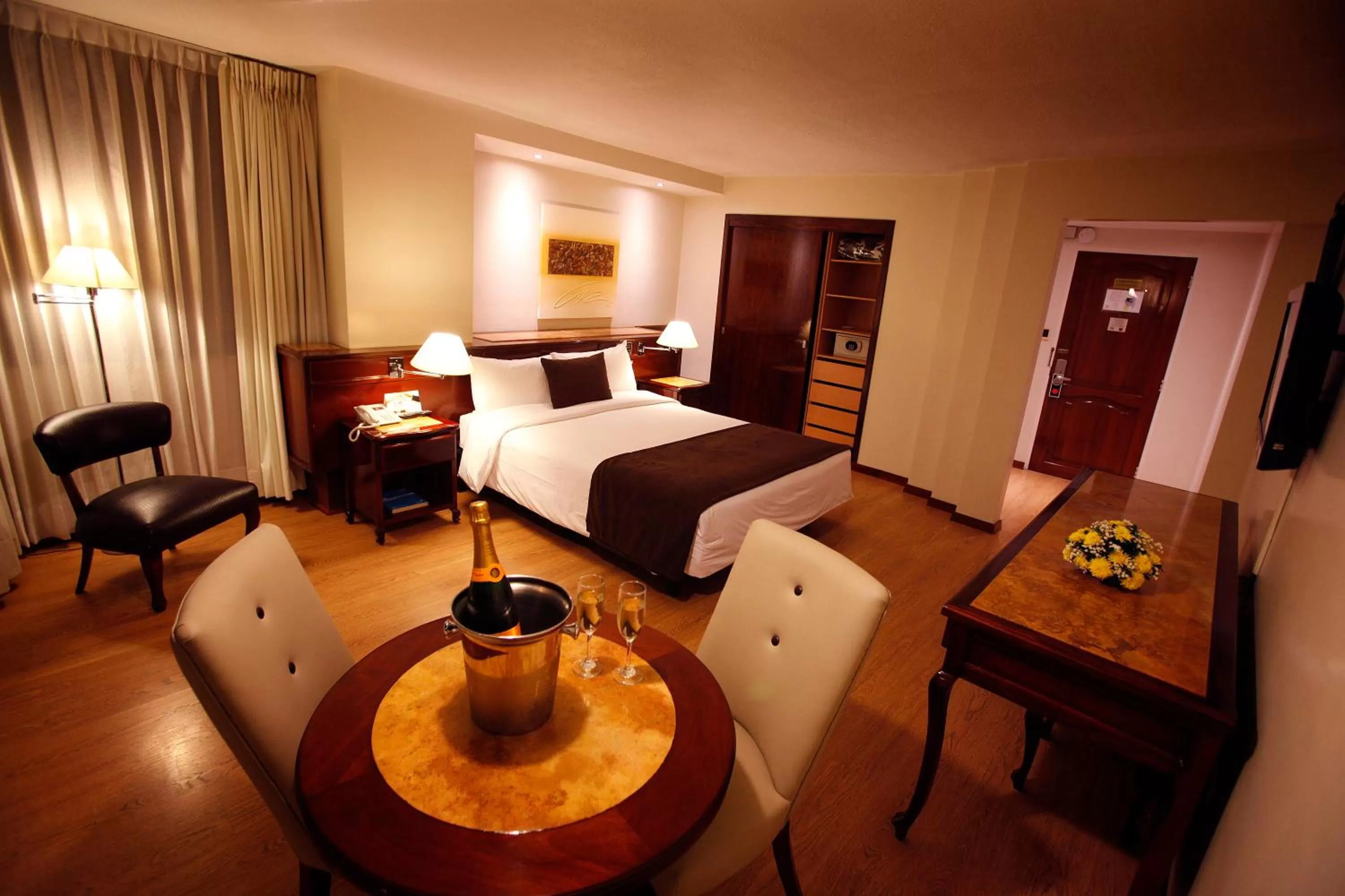 Photo of the whole room, Bed in Hotel Reina Isabel