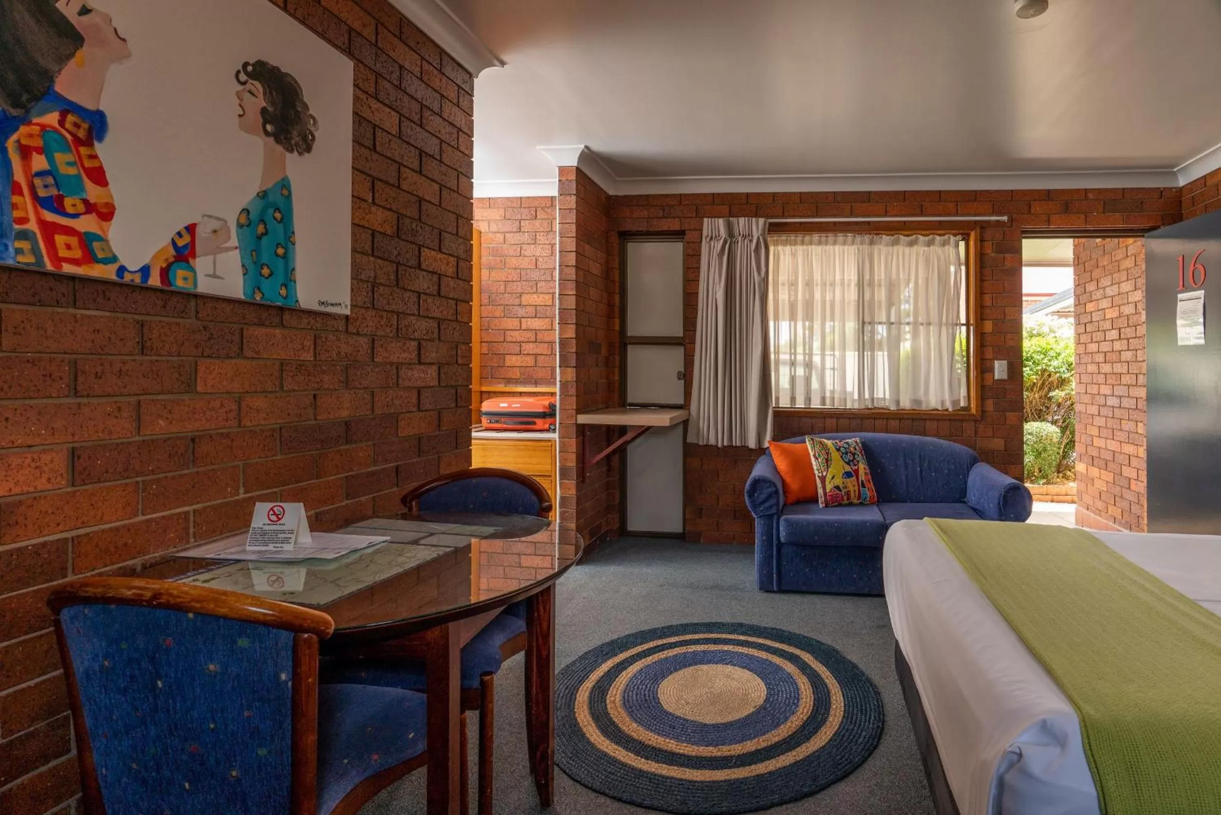 Bed in Country Pathfinder Motor Inn