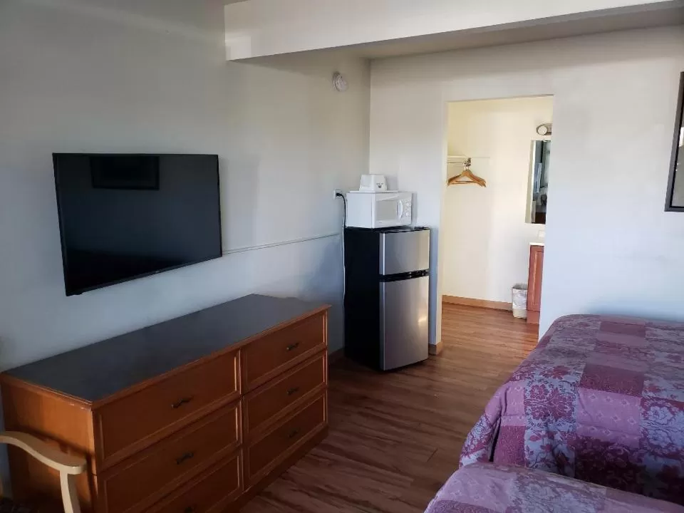 Bedroom, Bed in Americas Best Value Inn Greeley