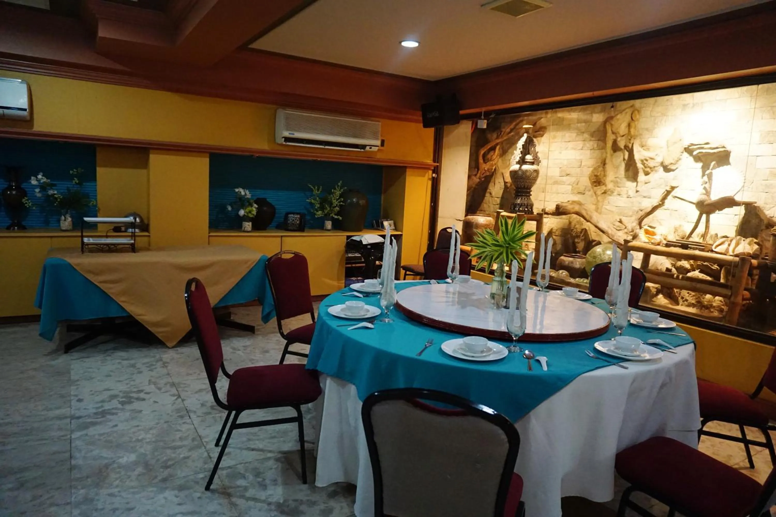 Restaurant/places to eat in Grand City Hotel Inc.