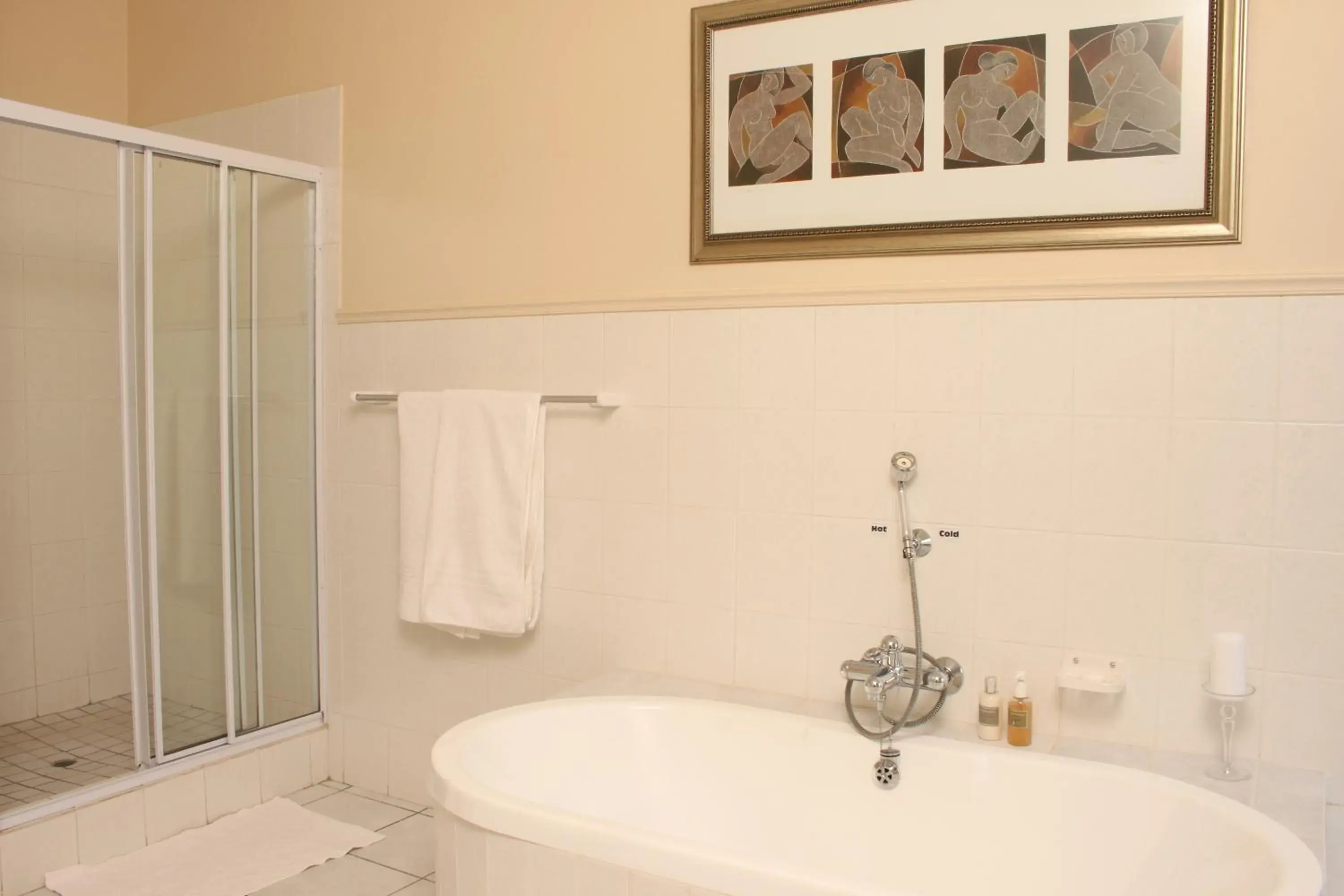 Luxury Double or Twin Room with Bath and Shower - single occupancy in Riversong Guest House Luxury Double or Twin Room with Bath and Shower - single occupancy in Riversong Guest House