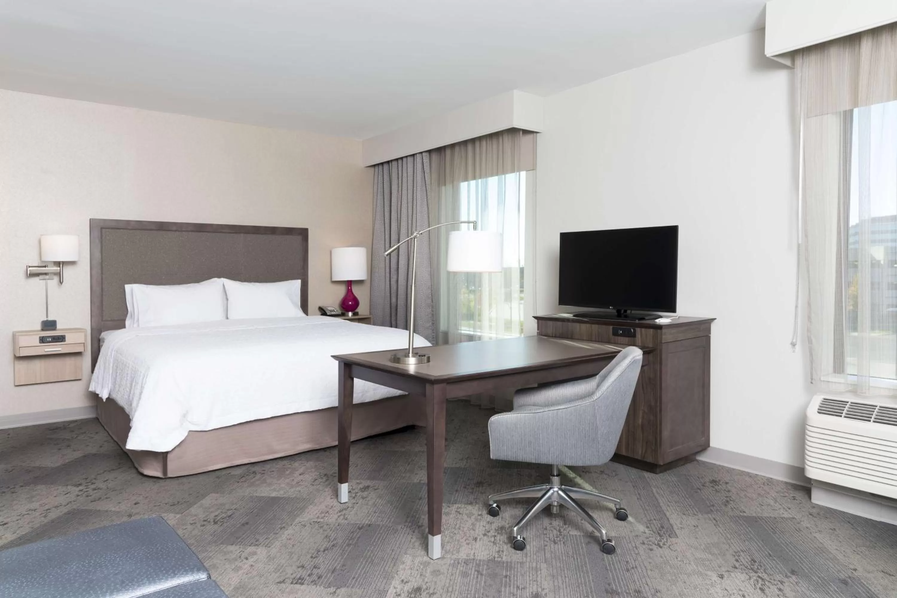 Bedroom, Bed in Hampton Inn & Suites by Hilton Chicago Schaumburg IL