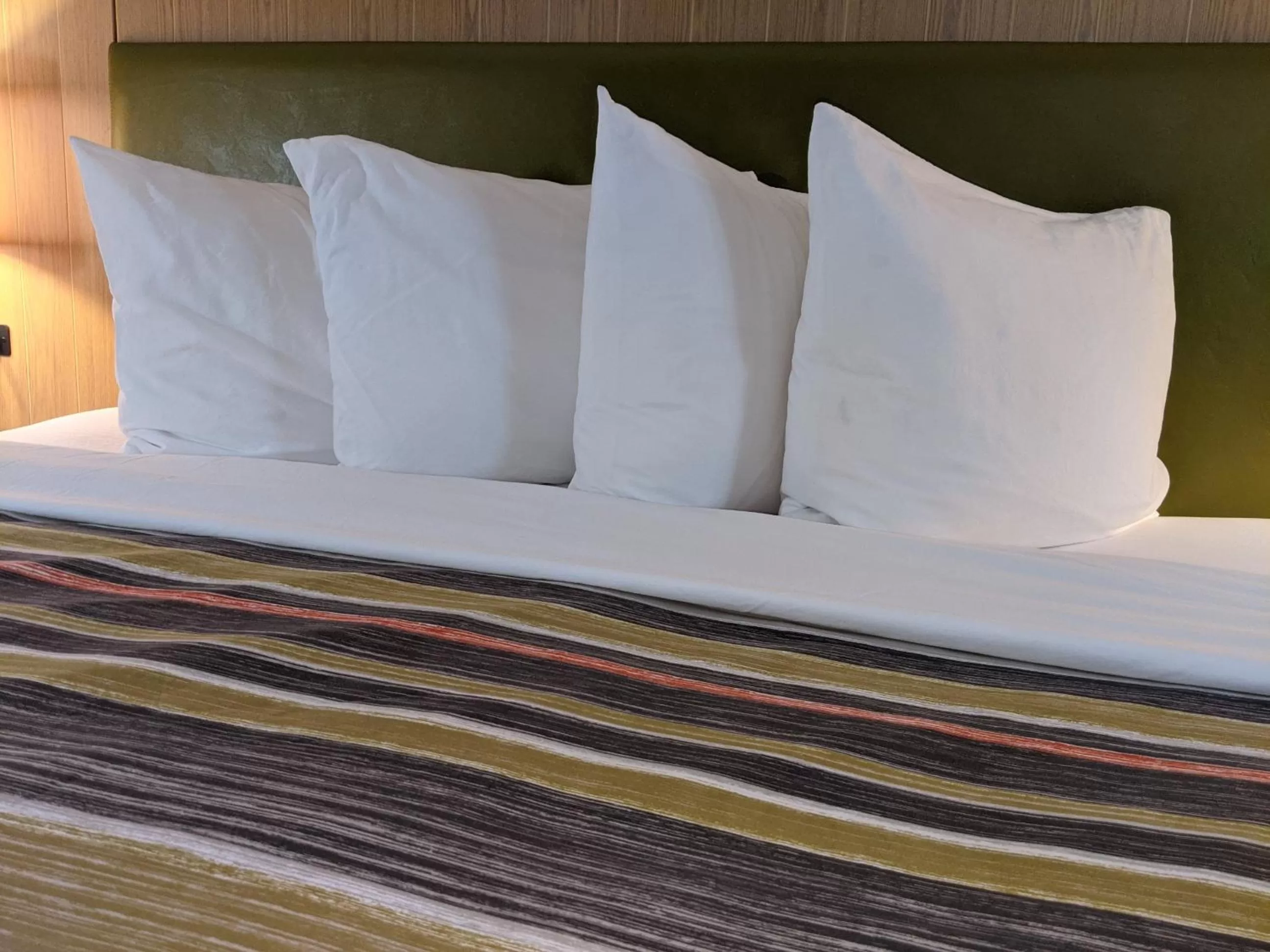 Bed in Country Inn & Suites by Radisson, Nashville, TN