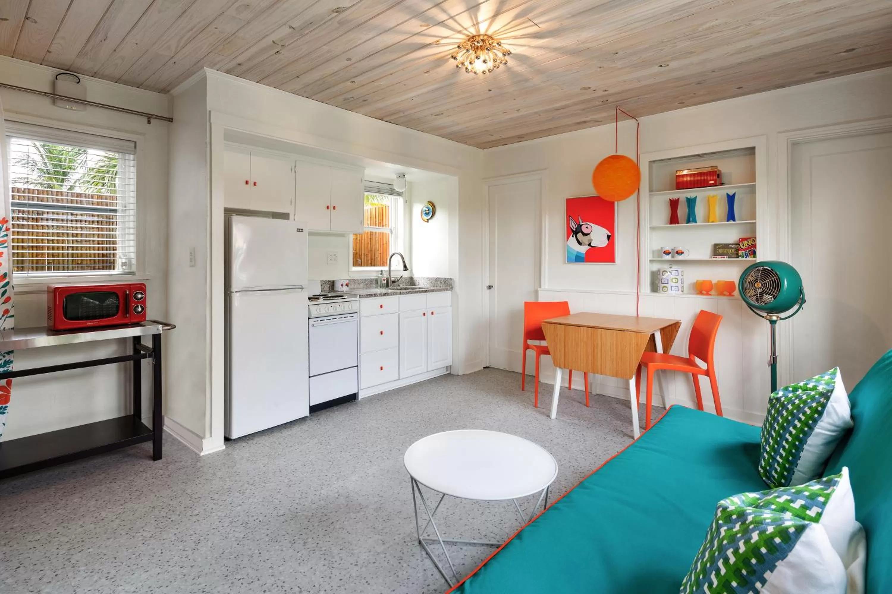 Kitchen or kitchenette in Sunset Inn and Cottages