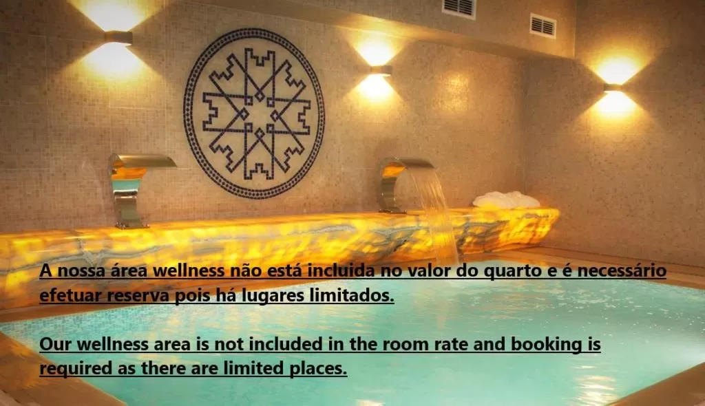 Swimming pool in Castelo Hotel