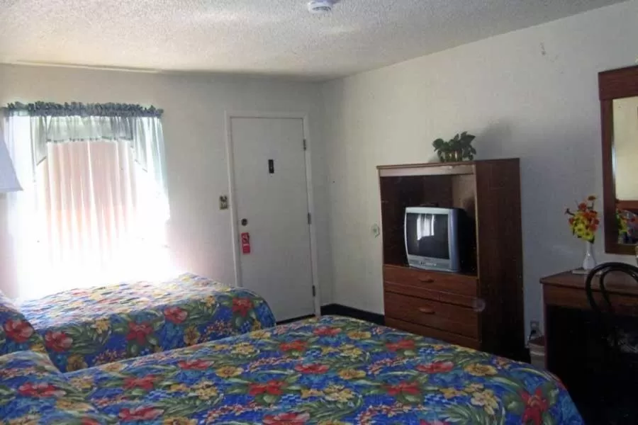 Photo of the whole room, Bed in Color Country Motel