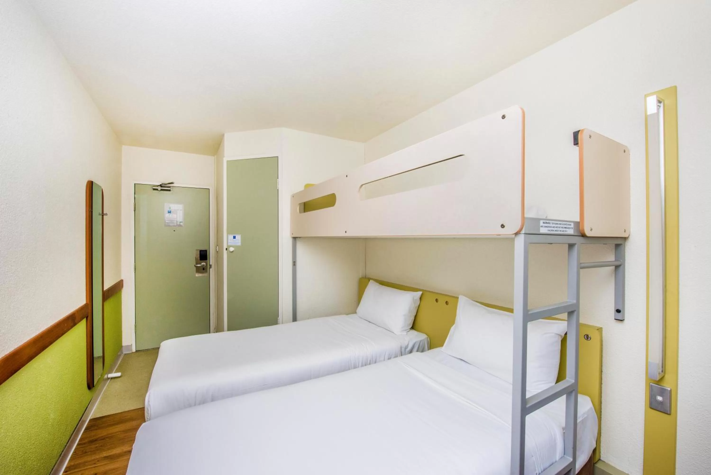 Bedroom, Bed in ibis Budget - Newcastle