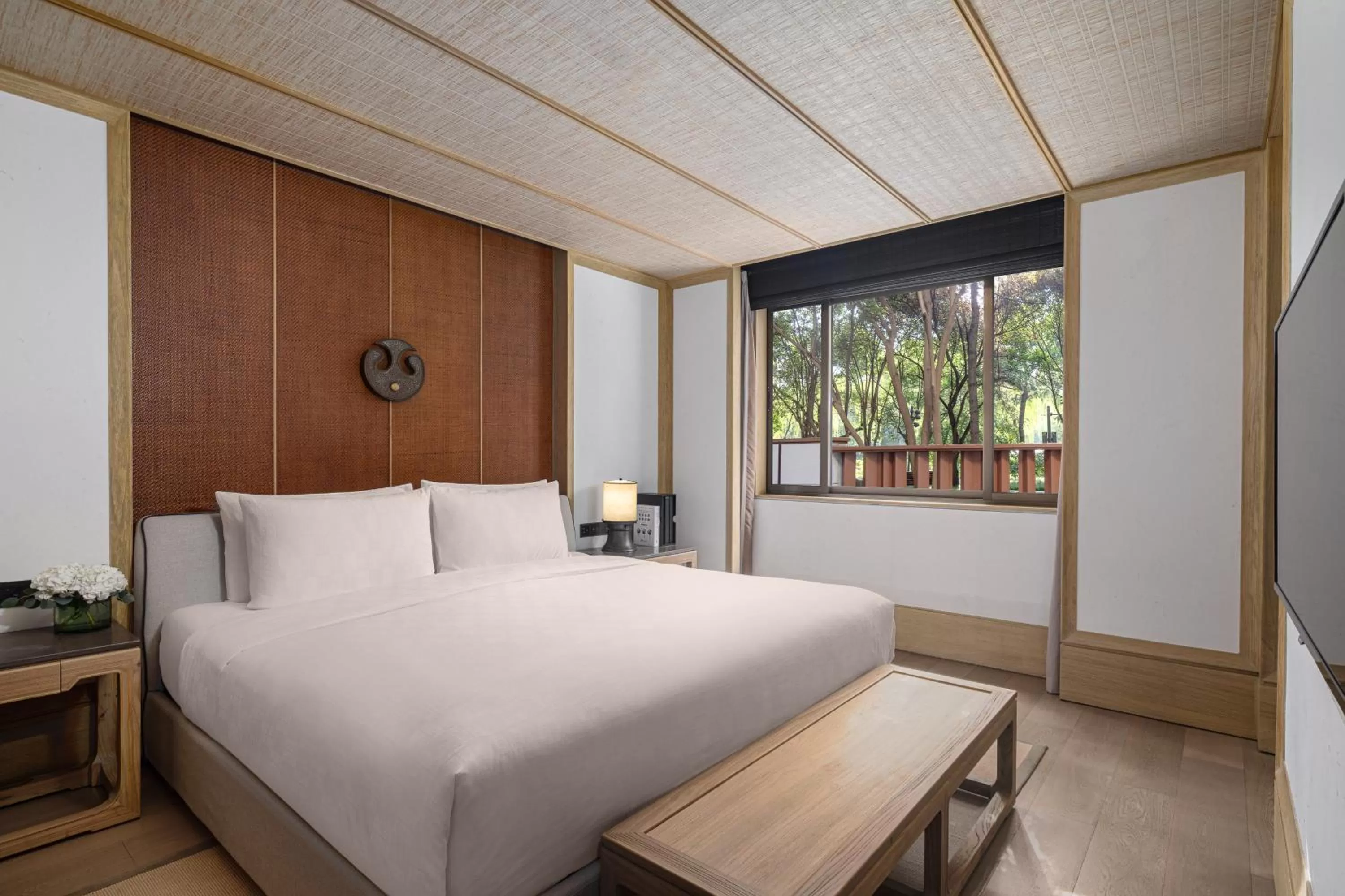 Photo of the whole room, Bed in HUALUXE Xi'an Tanghua by IHG