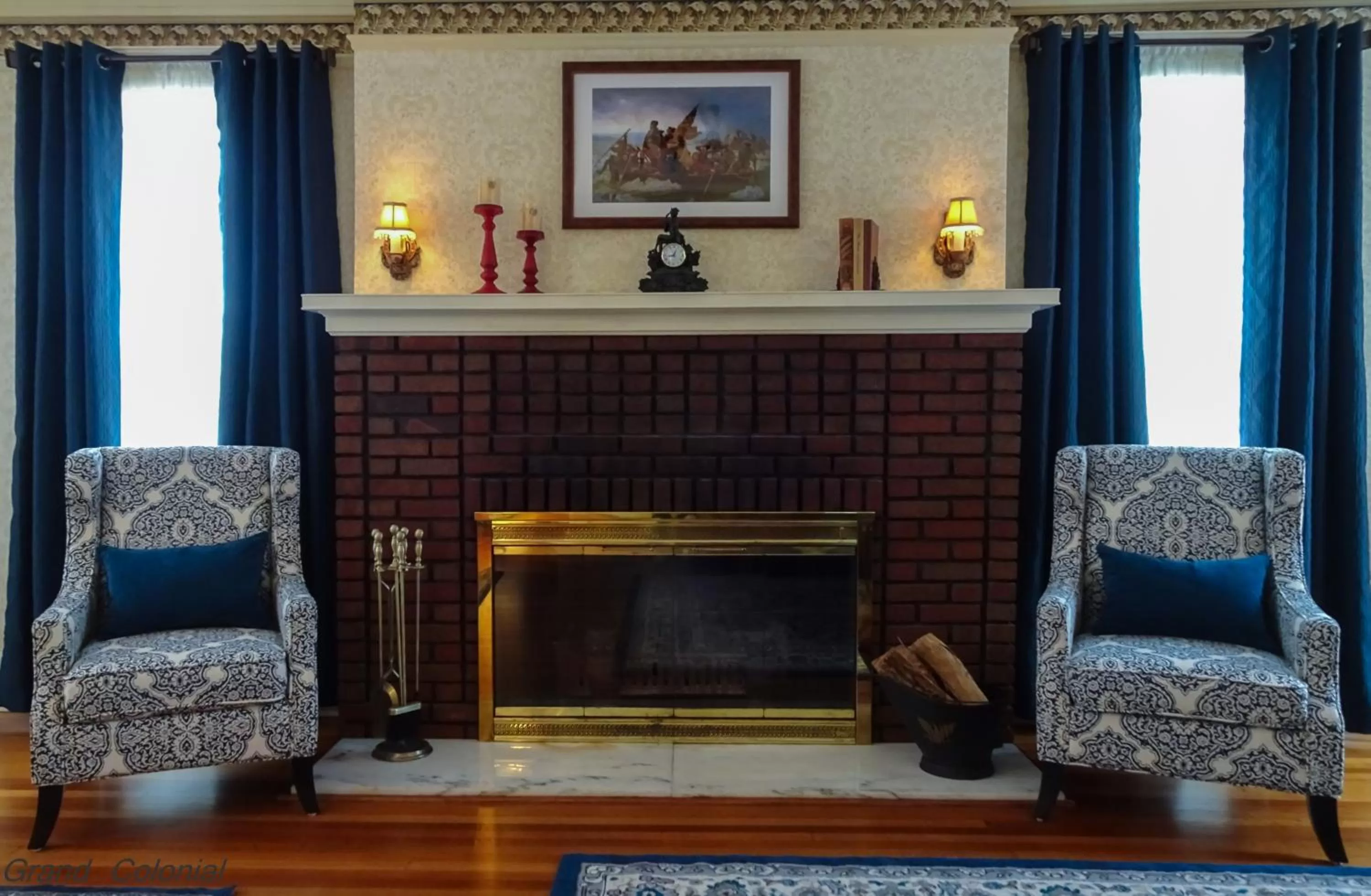 Living room in Grand Colonial Bed and Breakfast